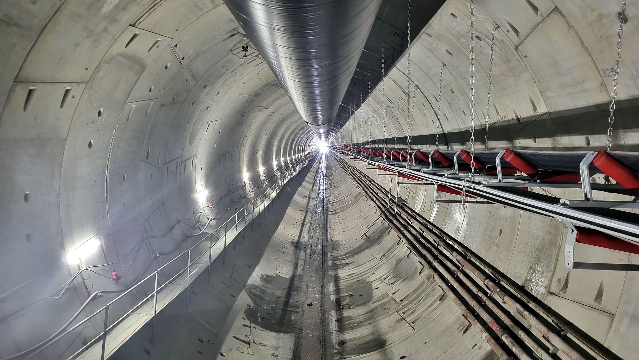 Tarcza Kinga wykonała już przeszło 2300 metrów obiektu ewakuacyjnego. Jadwiga również nie zwalnia tempa