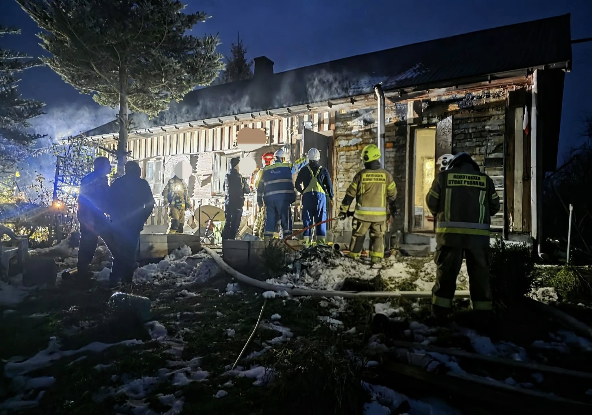 Rupniów. Pożar drewnianego domu. To nie była łatwa akcja strażaków