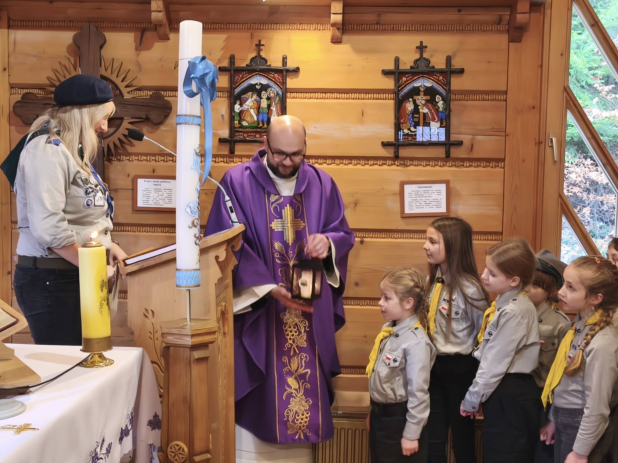 Betlejemskie Światło Pokoju trafiło instytucji, parafii, szkół i firm