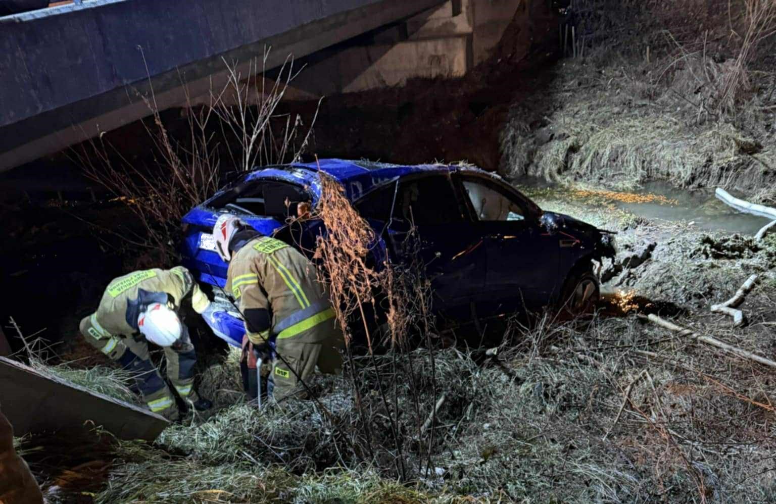 Łukowica. Jaguar poza drogą, kierujący zasnął za kierownicą