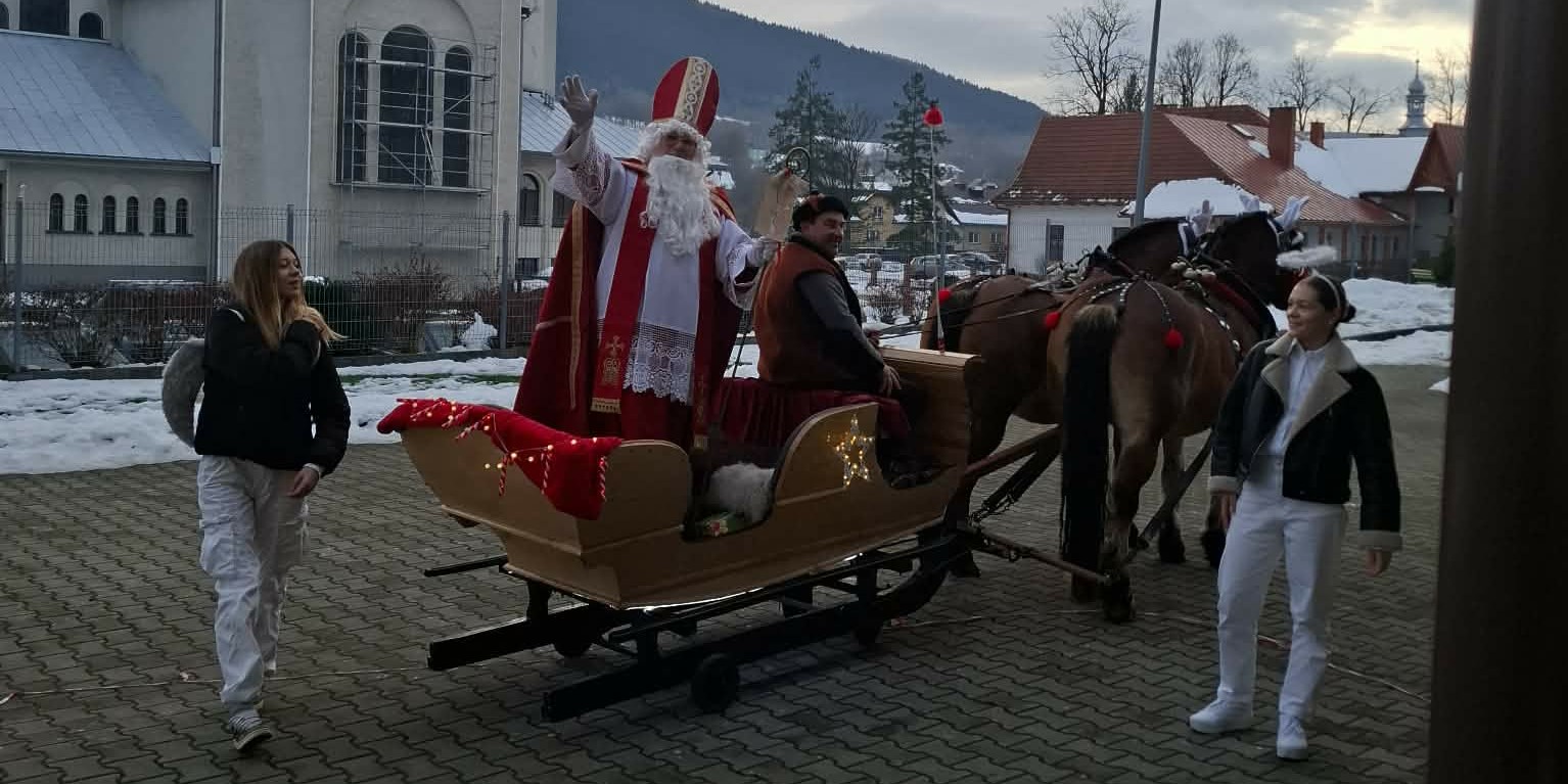Święty Mikołaj z wizytą w Dobrej. Radość dla dzieci i dorosłych