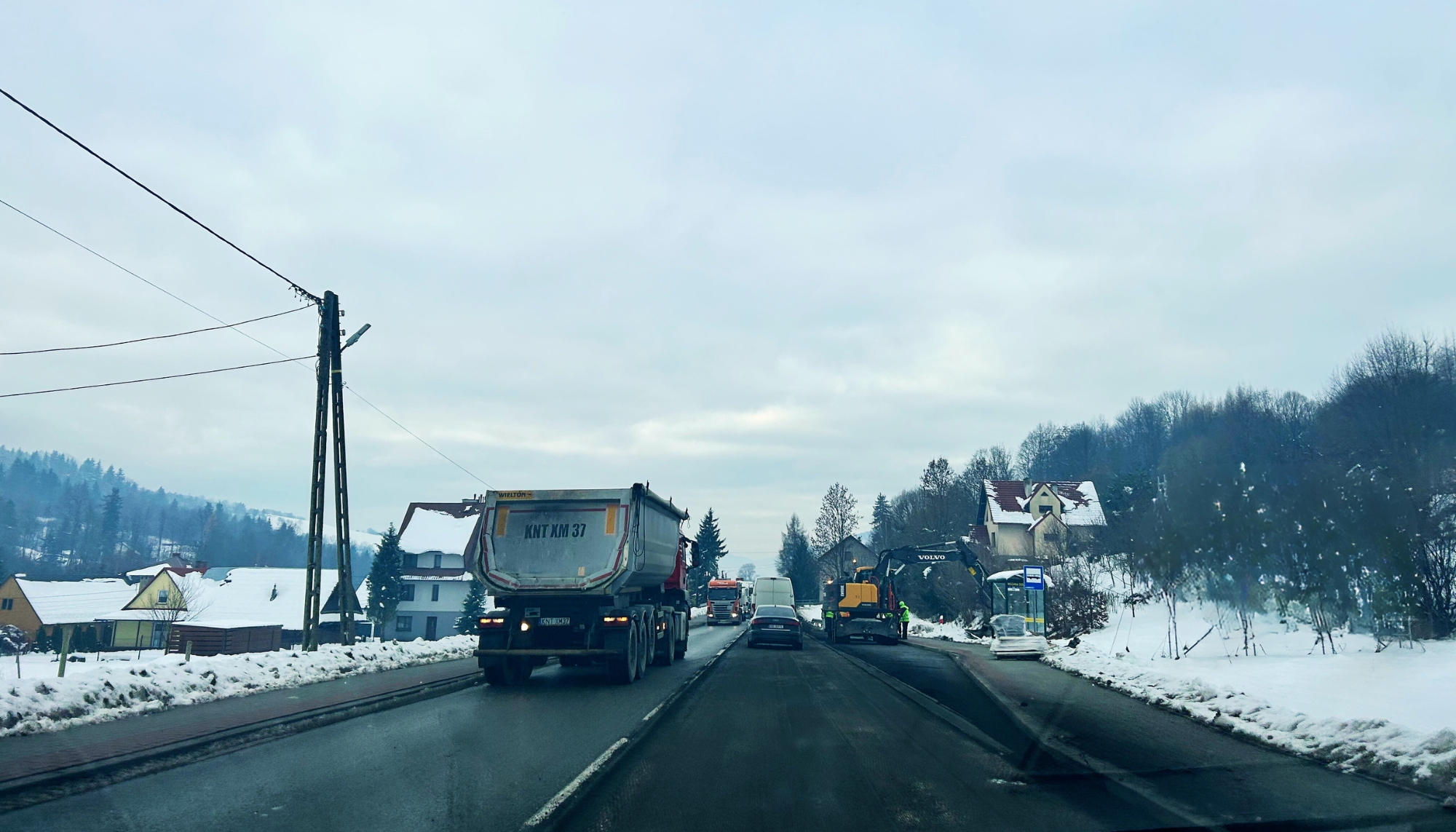 Utrudnienia na DK28 w Mszanie Dolnej. Drogowcy wymieniają nawierzchnię