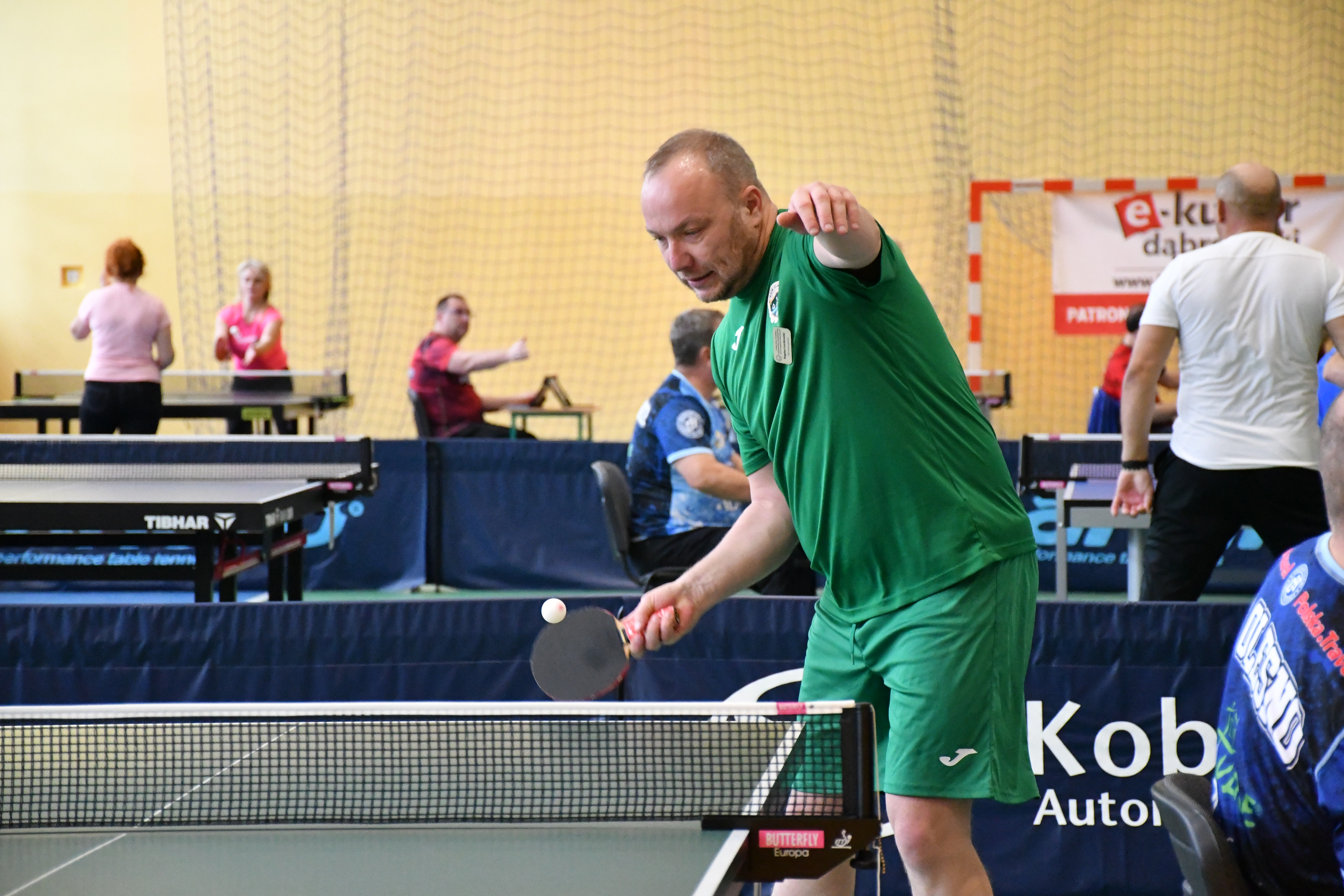 Wójt Bogdan Łuczkowski na podium turnieju „Złota Rakietka Małopolski”