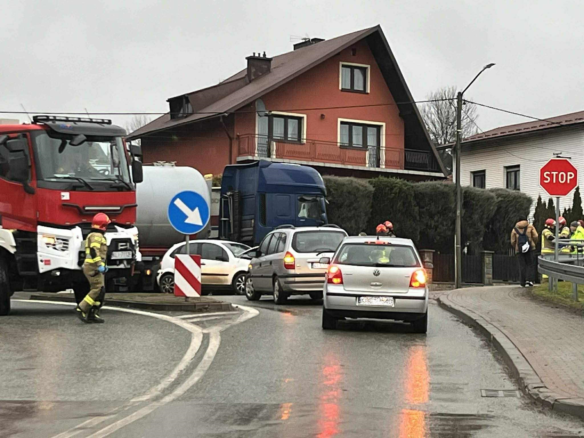 Limanowa. Stłuczka cysterny z samochodem osobowym