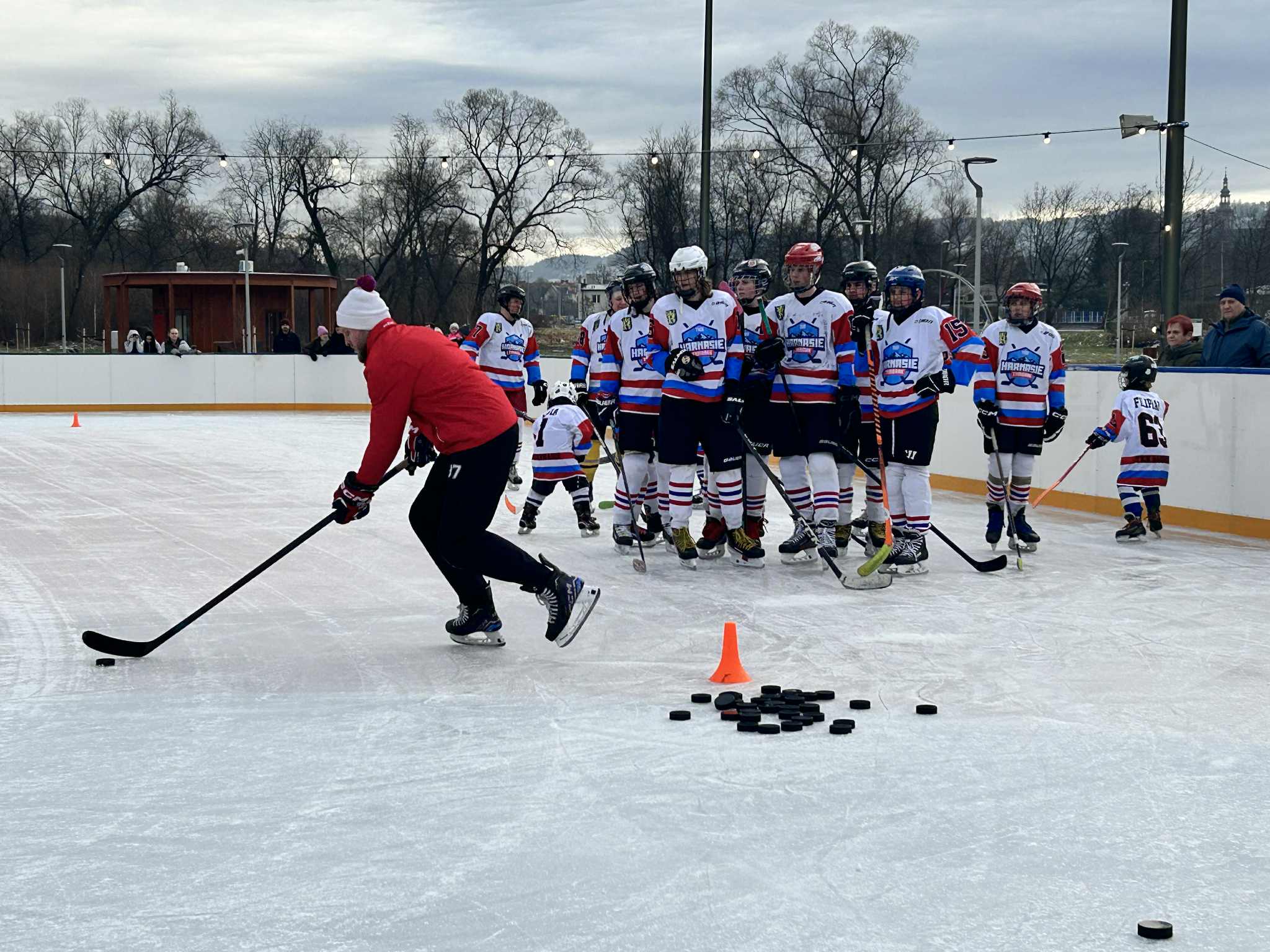 Od świątecznego stołu…na lód. W Limanowej otwarto lodowisko