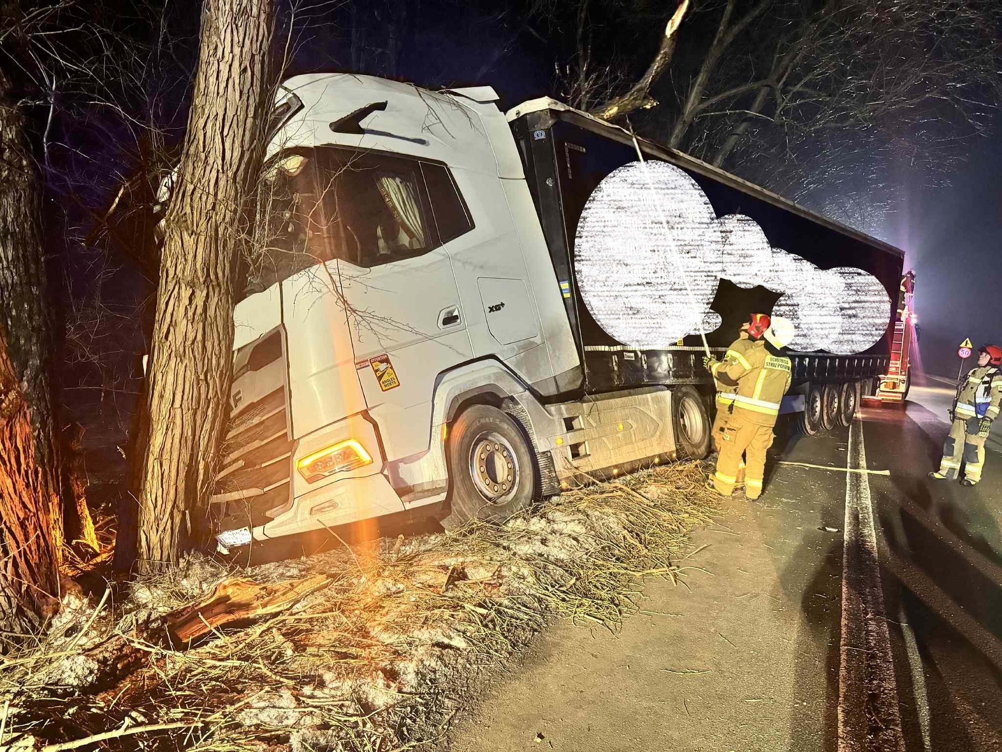 Tymbark. Kierujący ciężarówką uderzył w drzewo