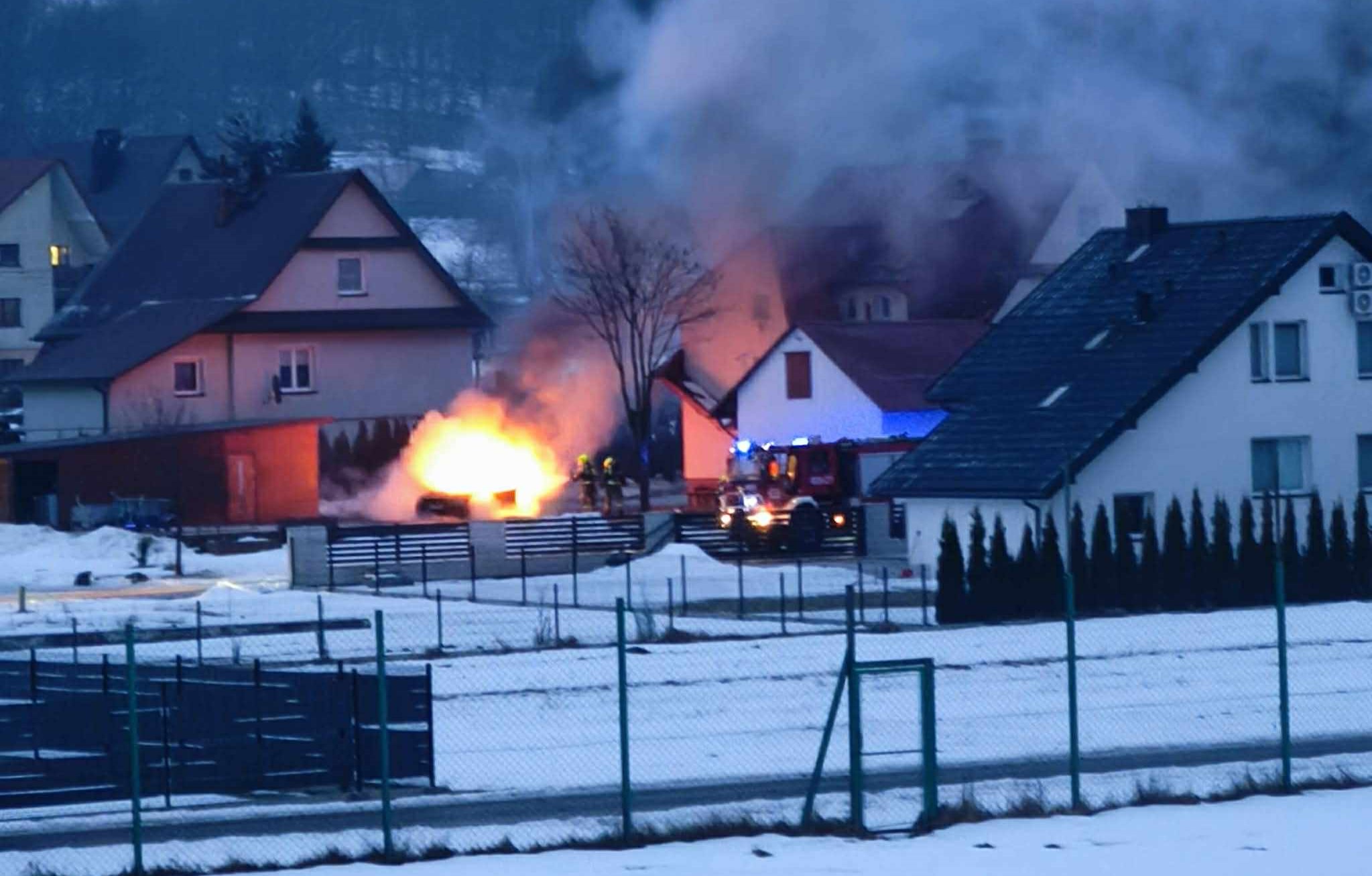 Laskowa. Pożar samochodu na posesji. Zagrożony był budynek mieszkalny
