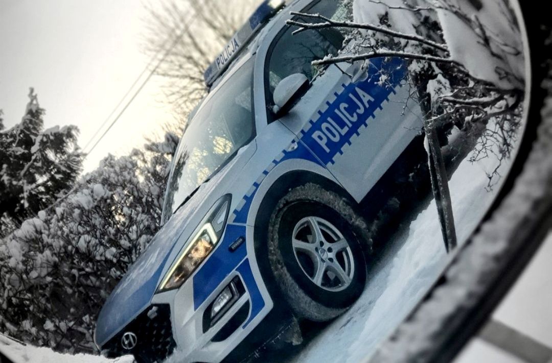 Stara Wieś. Na oblodzonej drodze kierująca straciła panowanie nad samochodem, doszło do stłuczki