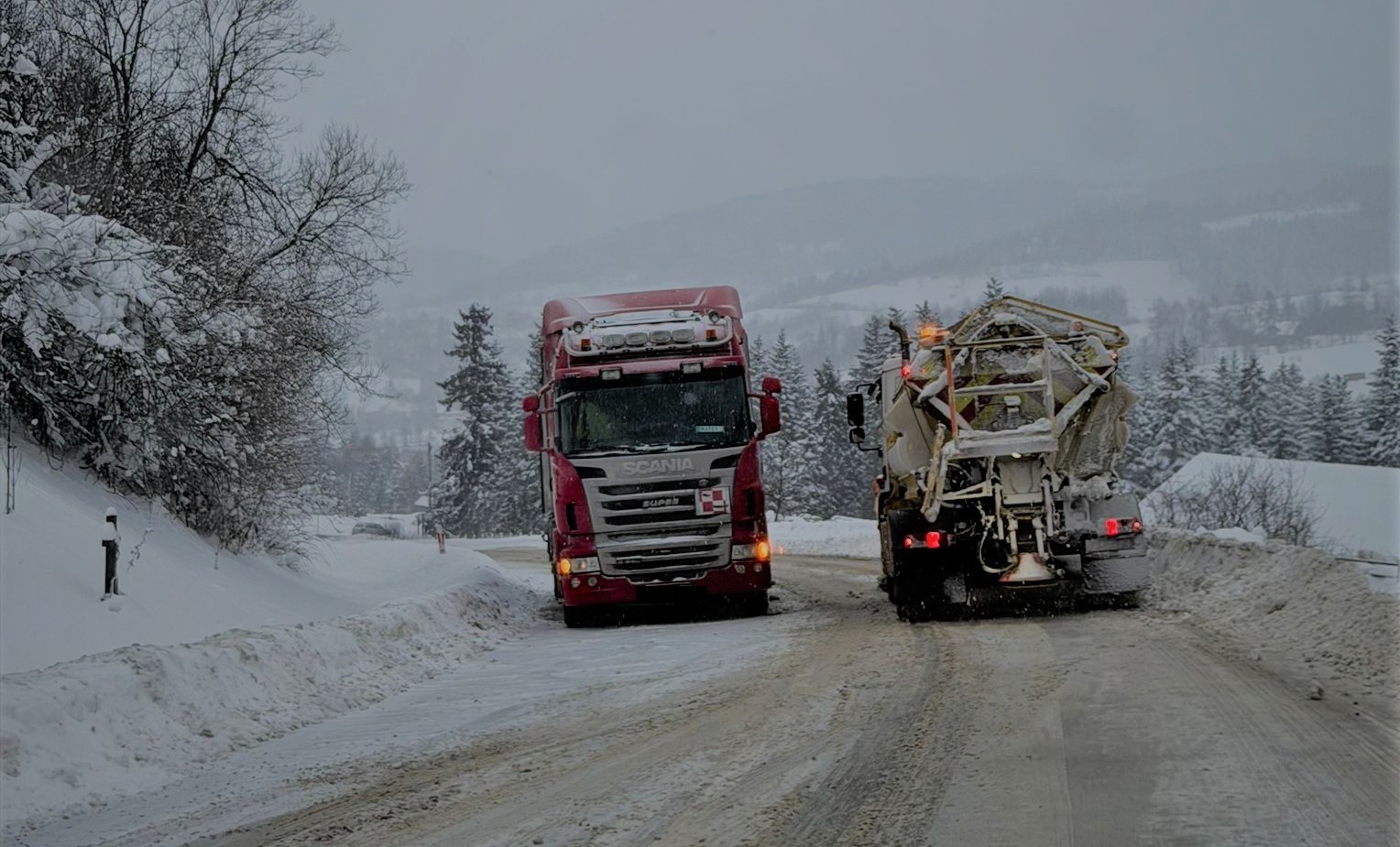 Utrudnienia na drodze wojewódzkiej 968. Ciężarówki mają problem z podjazdem