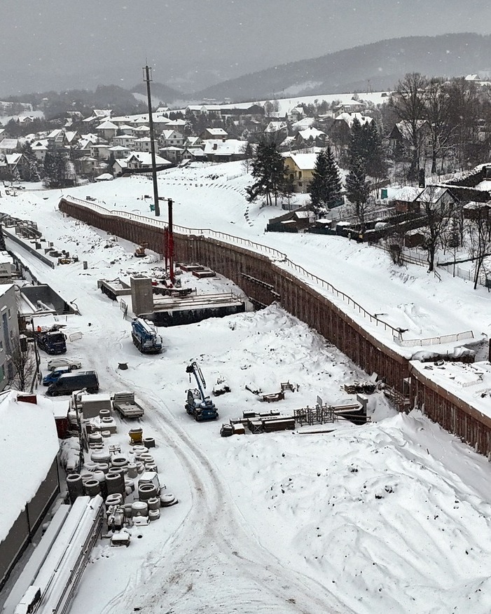 Nie czekają na wiosnę. Prace na stacji kolejowej w Limanowej nie ustają