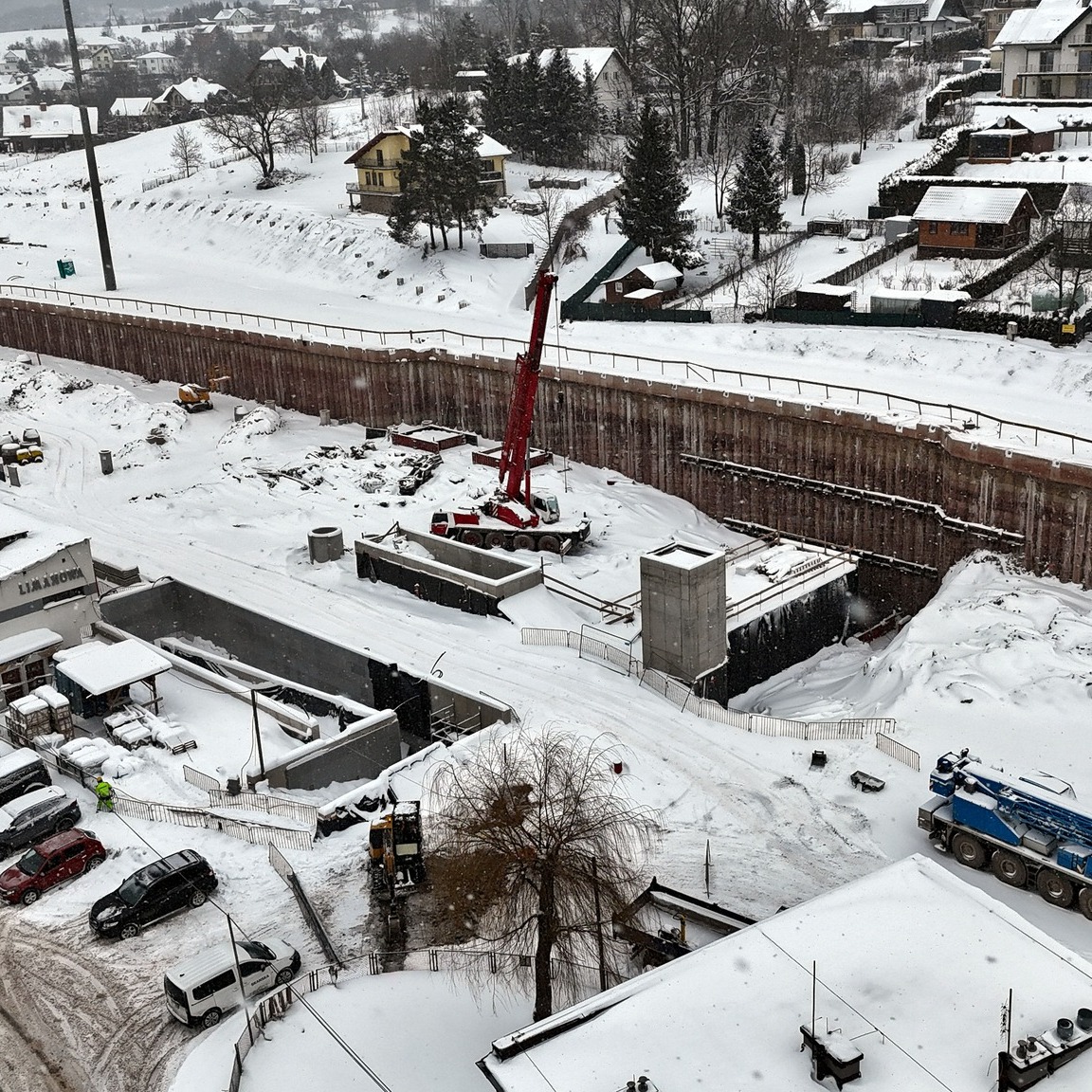 Nie czekają na wiosnę. Prace na stacji kolejowej w Limanowej nie ustają