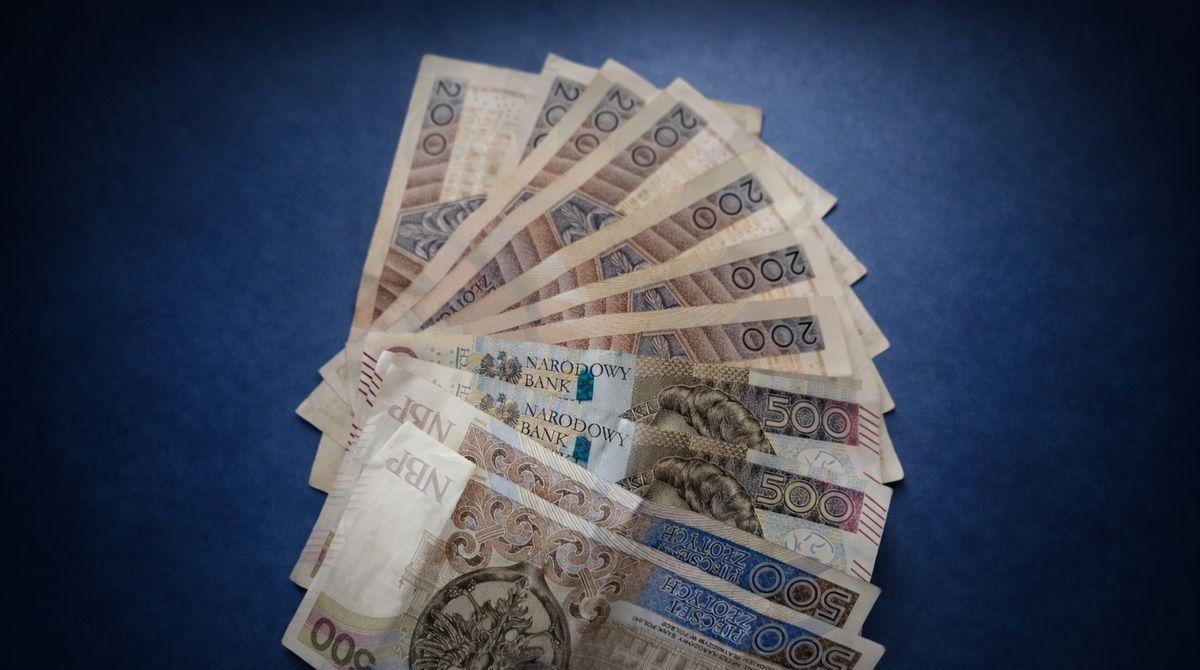 Mszana Dolna. Pieniądze znalezione przy bankomacie wróciły do właściciela