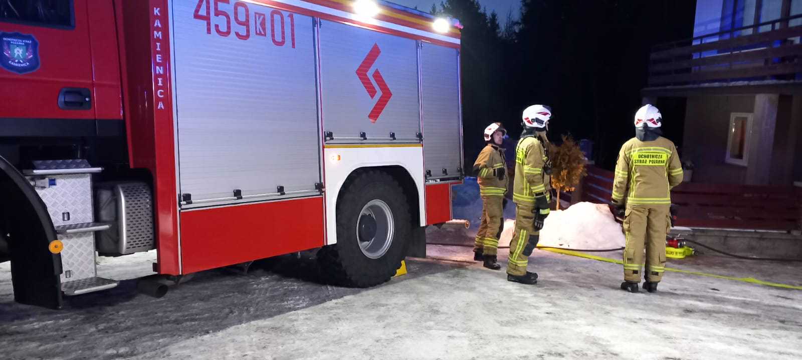 Zalesie. Strażacy wezwani do pożaru. W domu seniorka i 9-letnie dziecko