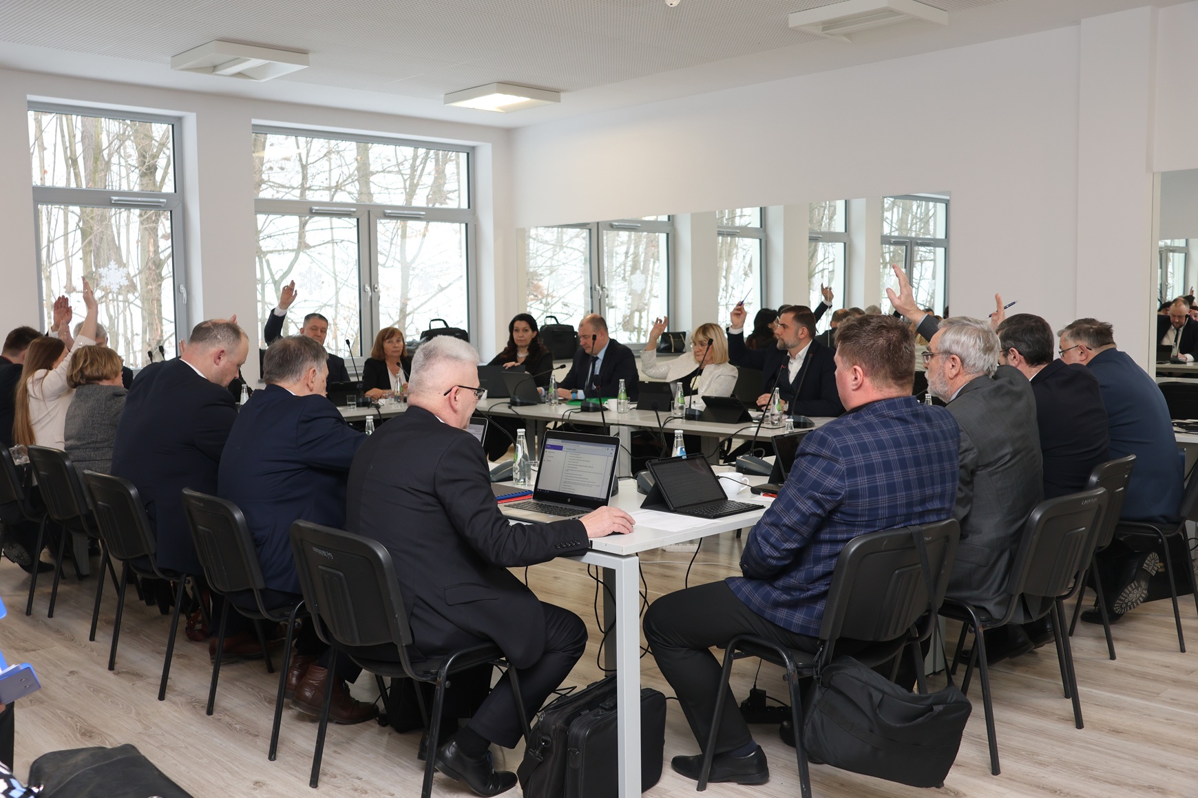 Limanowa. Słowa skruchy i przeprosiny. Radni uchylili wcześniej przyjętą uchwałę ws. sztandaru