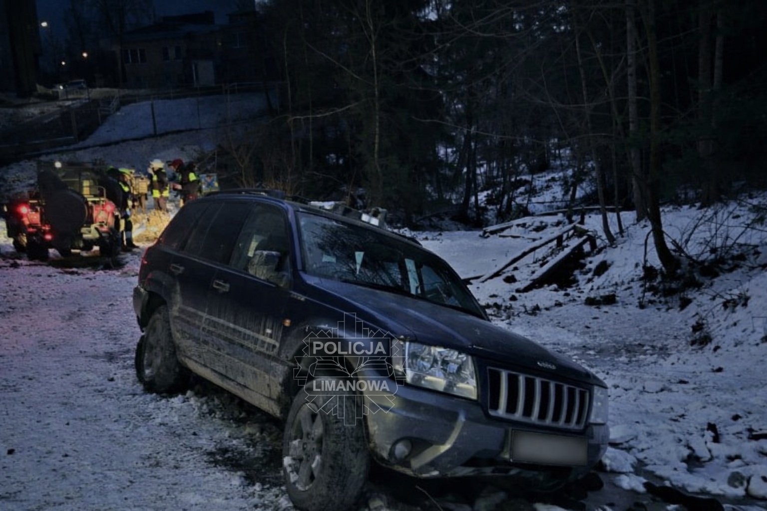 Auto w lesie, a w nim starszy mężczyzna. Policja zatrzymała i przedstawiła zarzuty 37-latkowi