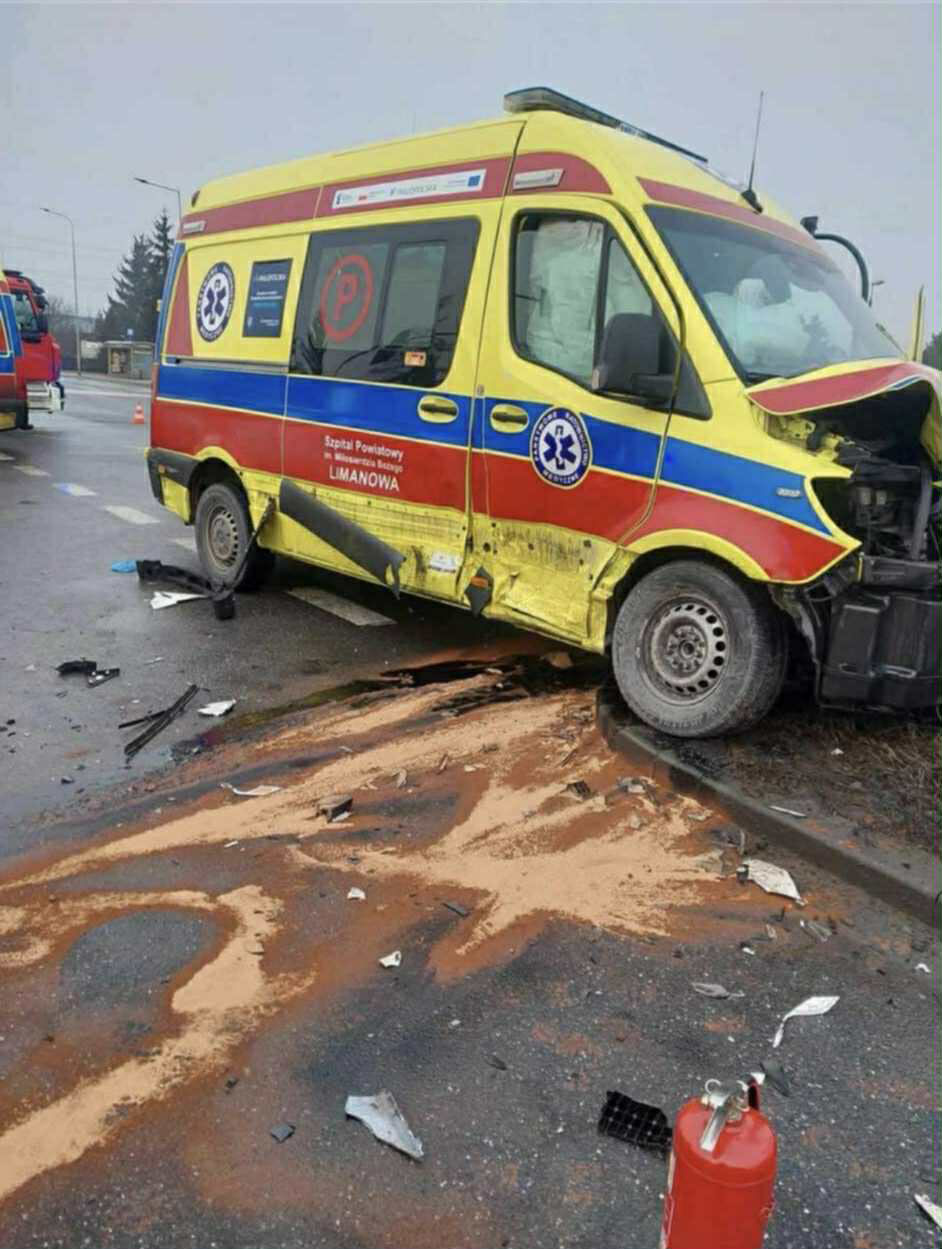 Limanowska karetka miała poważny wypadek w Krakowie