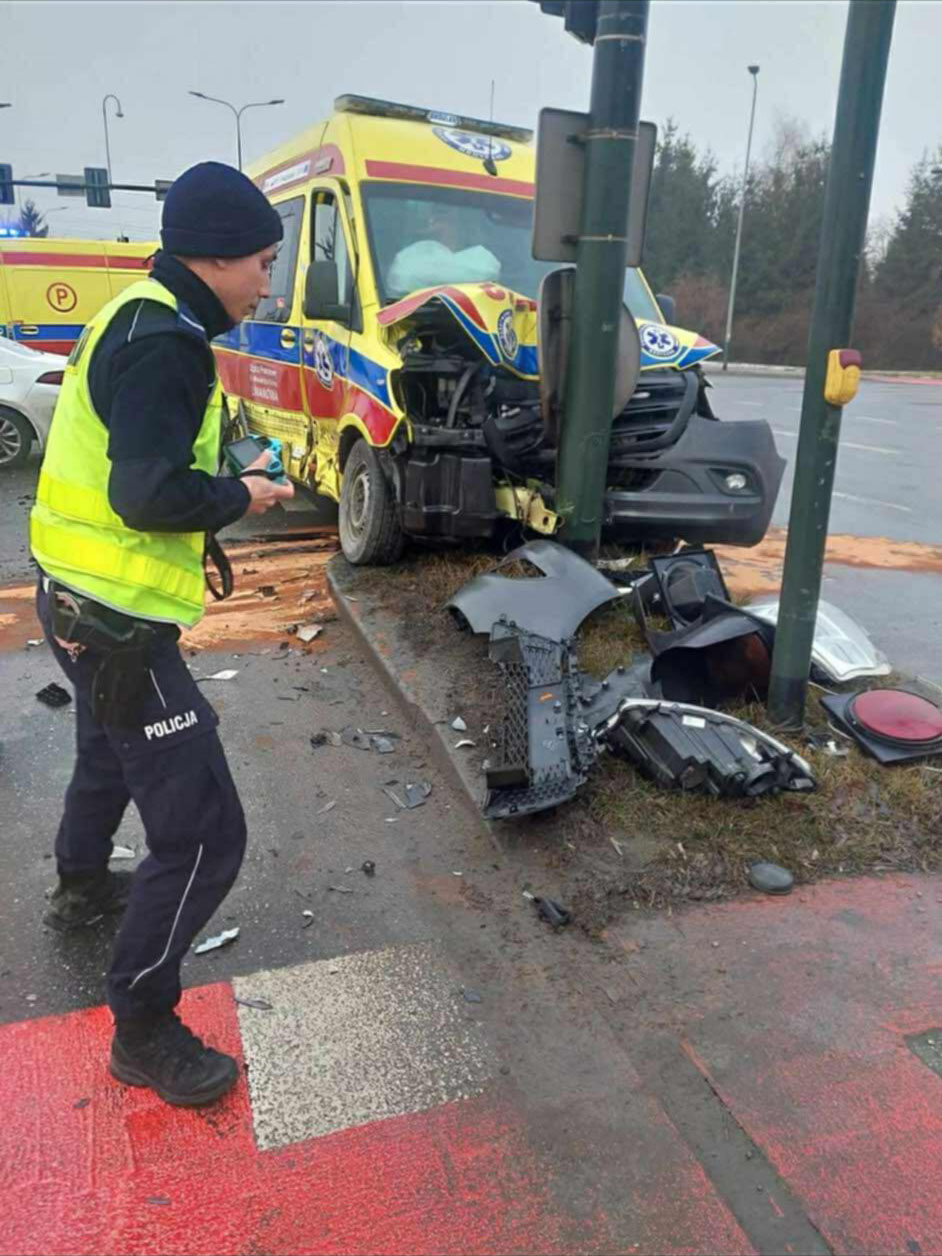 Limanowska karetka miała poważny wypadek w Krakowie