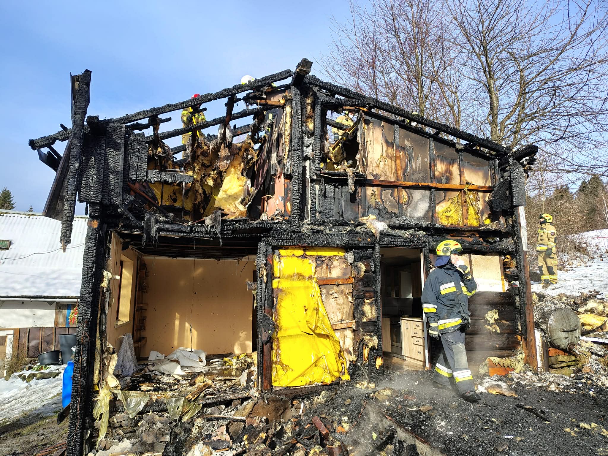 Trudna akcja strażaków w Kłodnem. Paliła się przybudówka