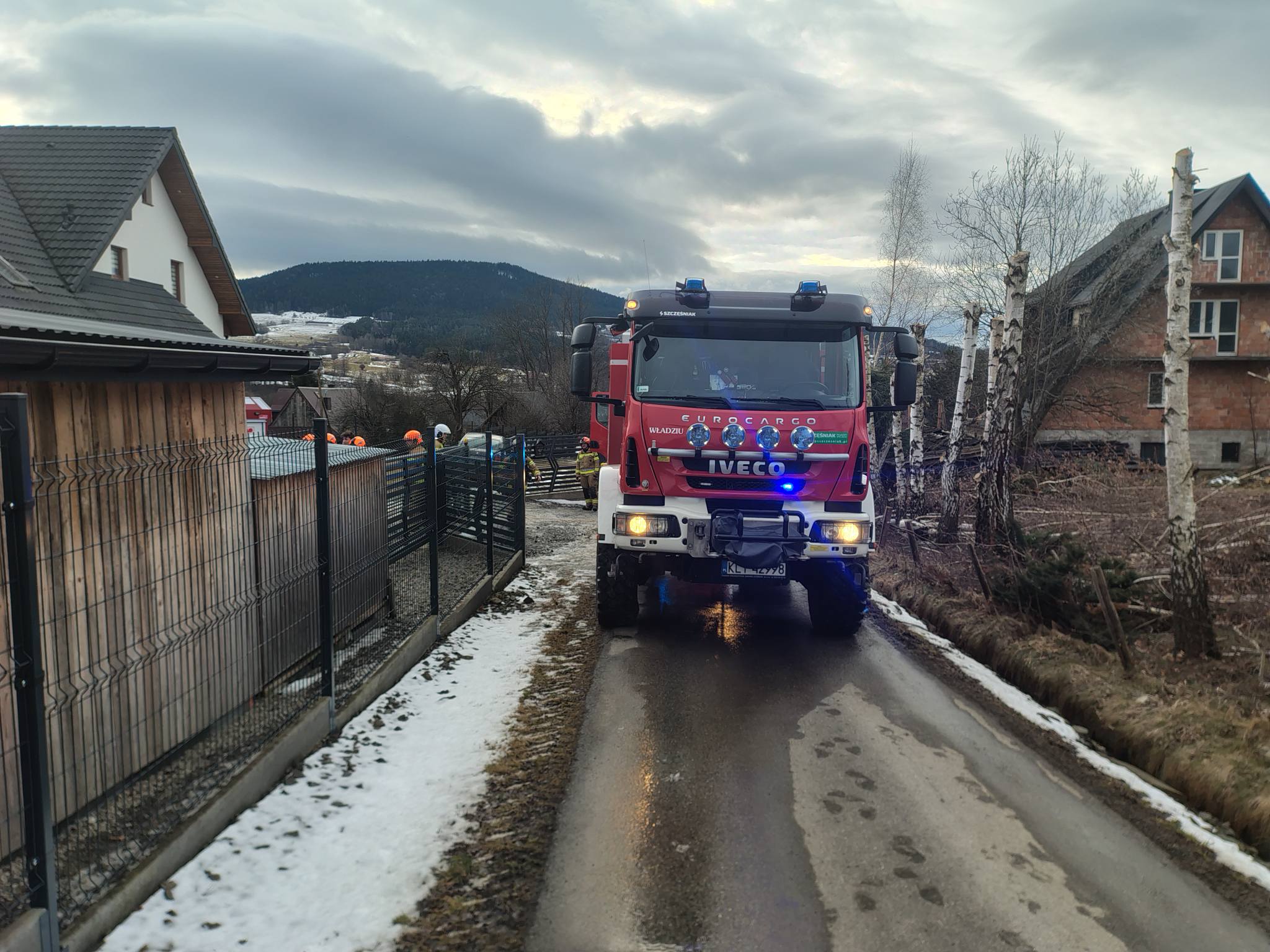 Słopnice. Paliła się drewniana wiata. mieszkańcy podjęli próbę gaszenia pożaru gaśnicami