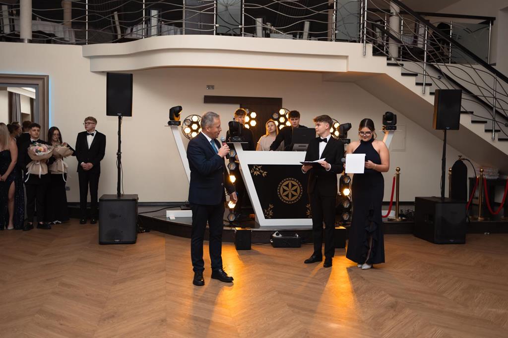 Pozostaną piękne wspomnienia. Studniówka Zespołu Szkół Ponadpodstawowych w Mszanie Dolnej