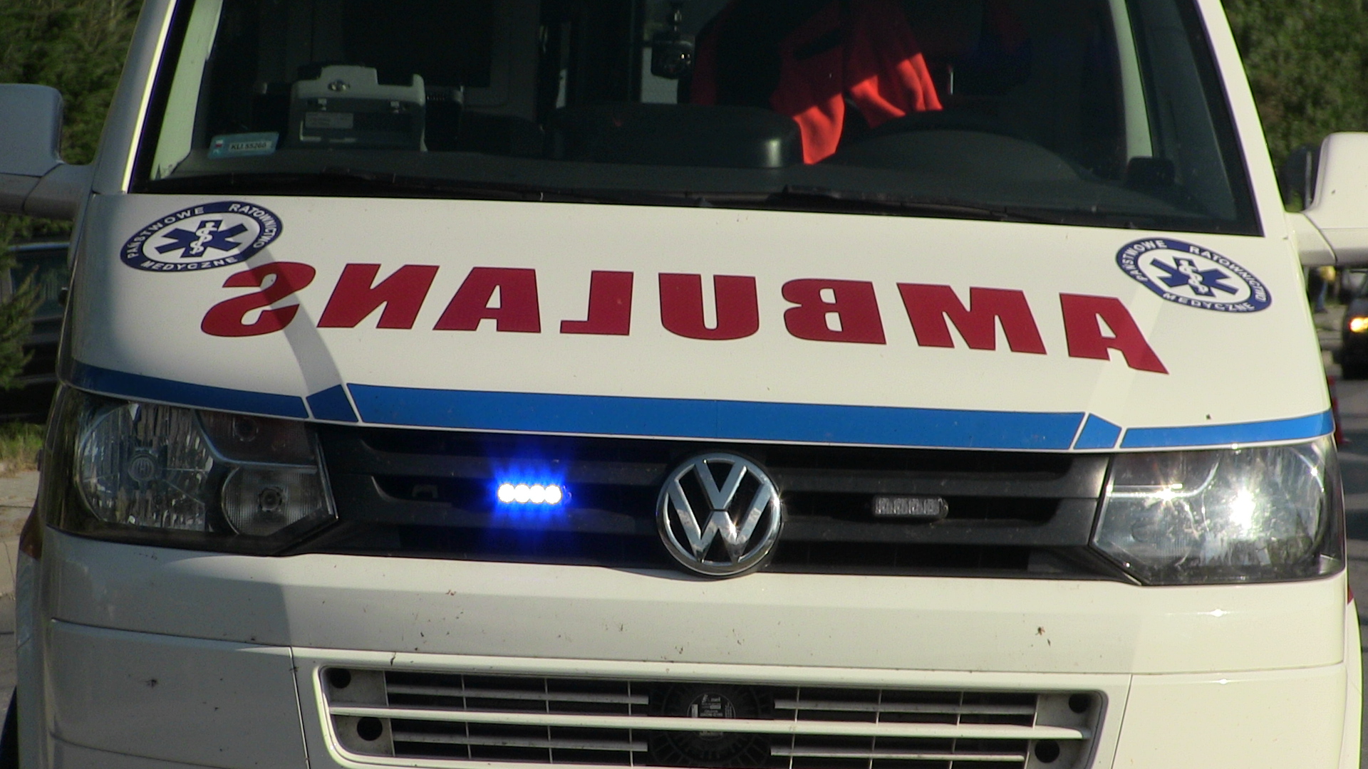 Konina. 48-latek wtargnął na jezdnię. Pieszy zabrany do szpitala