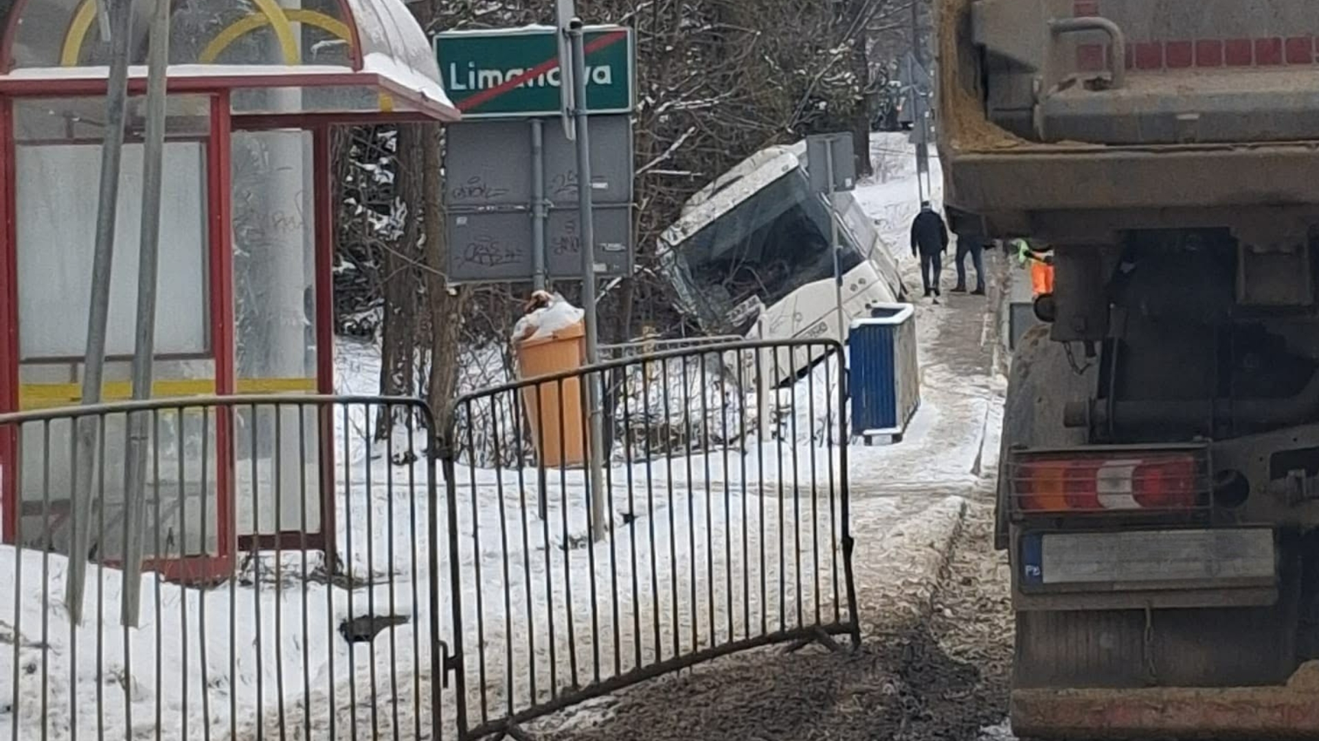 Mordarka. Przez błąd kierującego autobus zjechał do rowu