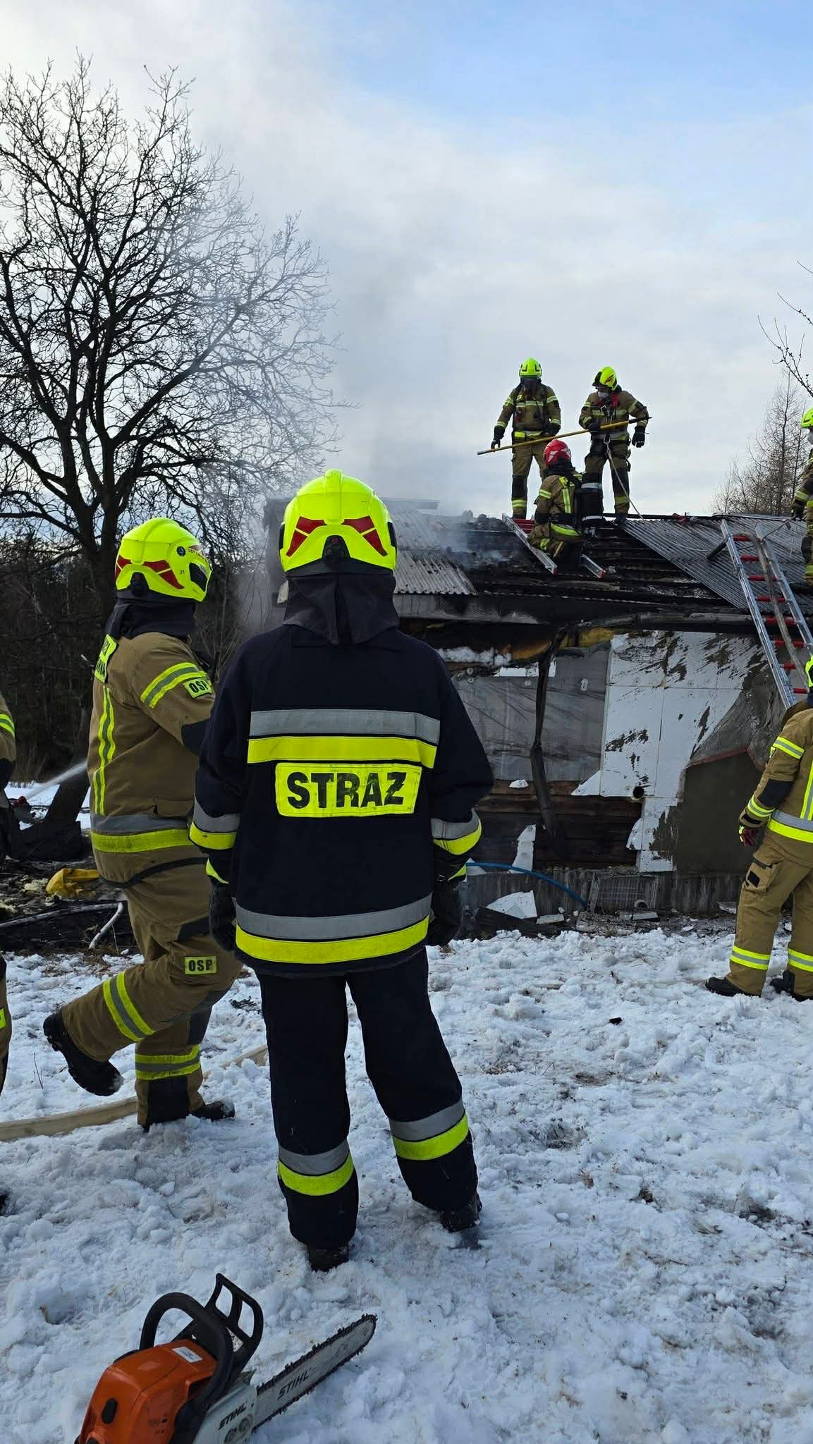 Trudna akcja strażaków w Kłodnem. Paliła się przybudówka