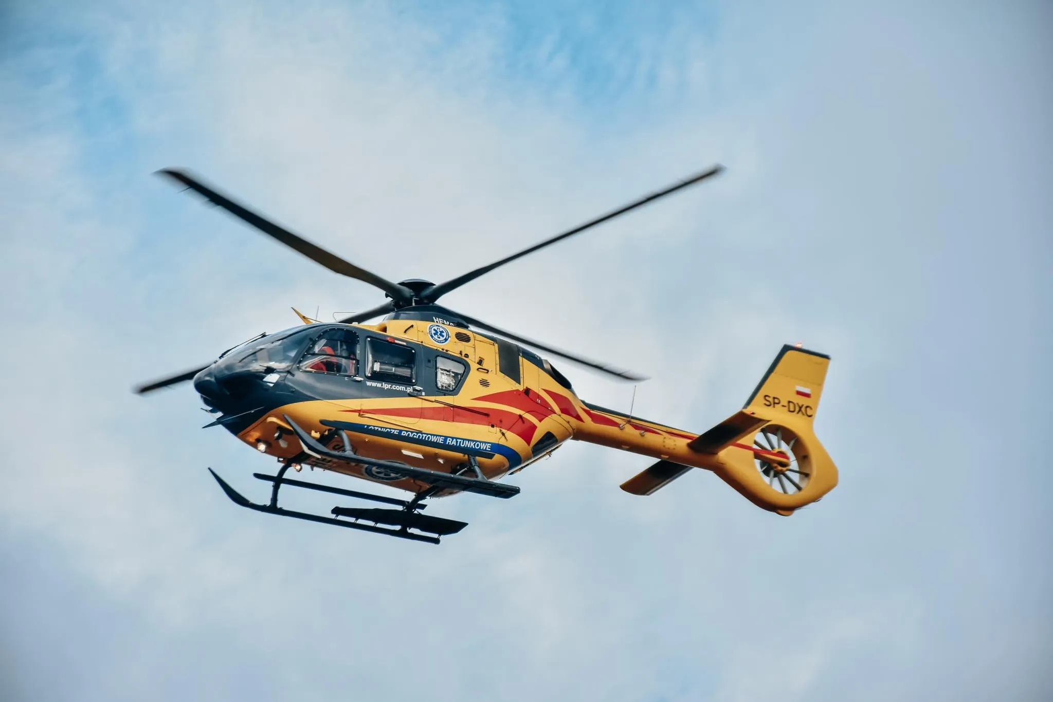 Dobra. Mężczyzna chciał gasić pożar traw i sam został poszkodowany