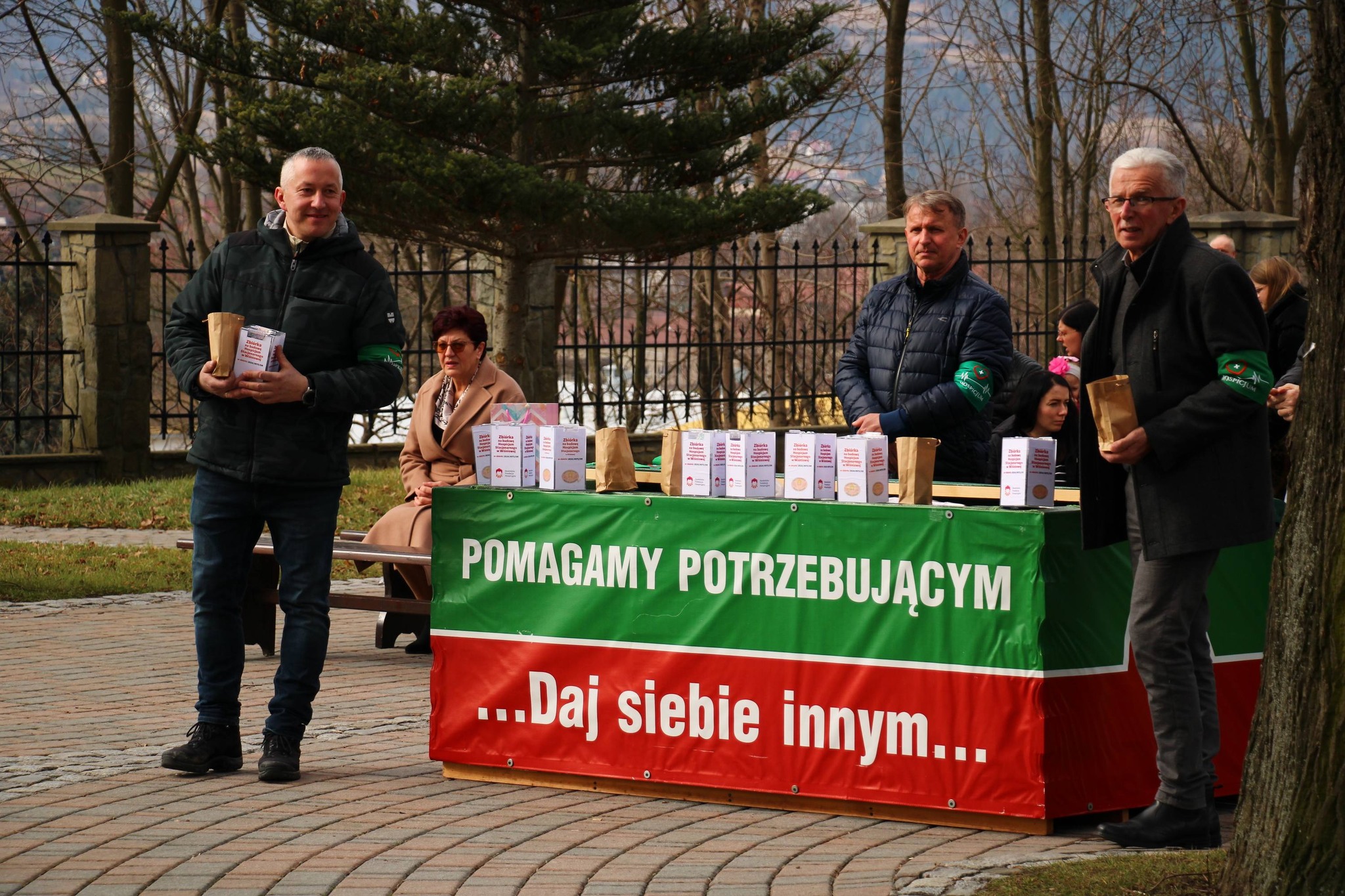 Ponad 83 tys. zł i 5 skrzyń darów dla podopiecznych hospicjum w Wiśniowej