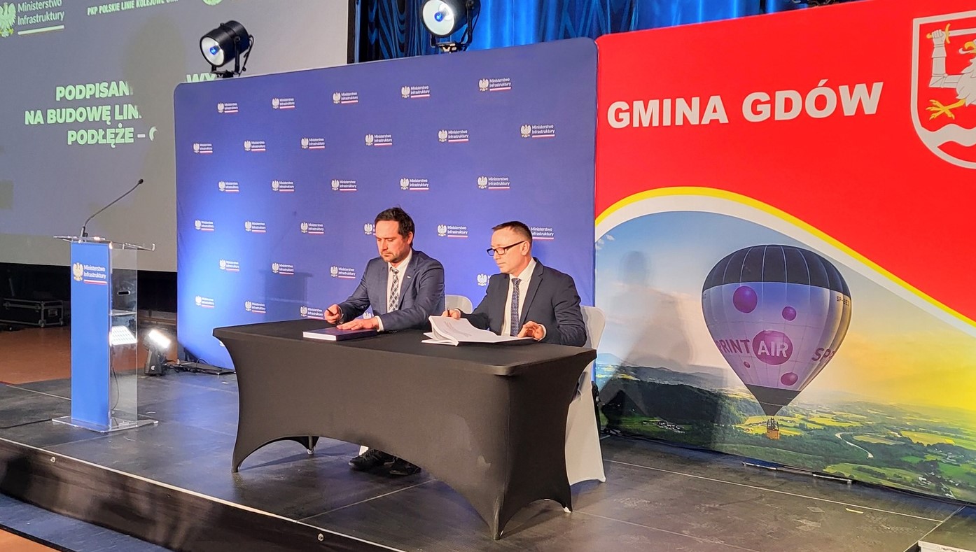 Historyczna chwila dla mieszkańców. Podpisano umowę na budowę torów z Podłęża do Gdowa