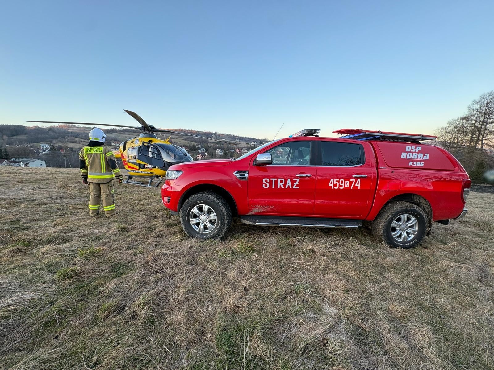 Dobra. Mężczyzna chciał gasić pożar traw i sam został poszkodowany