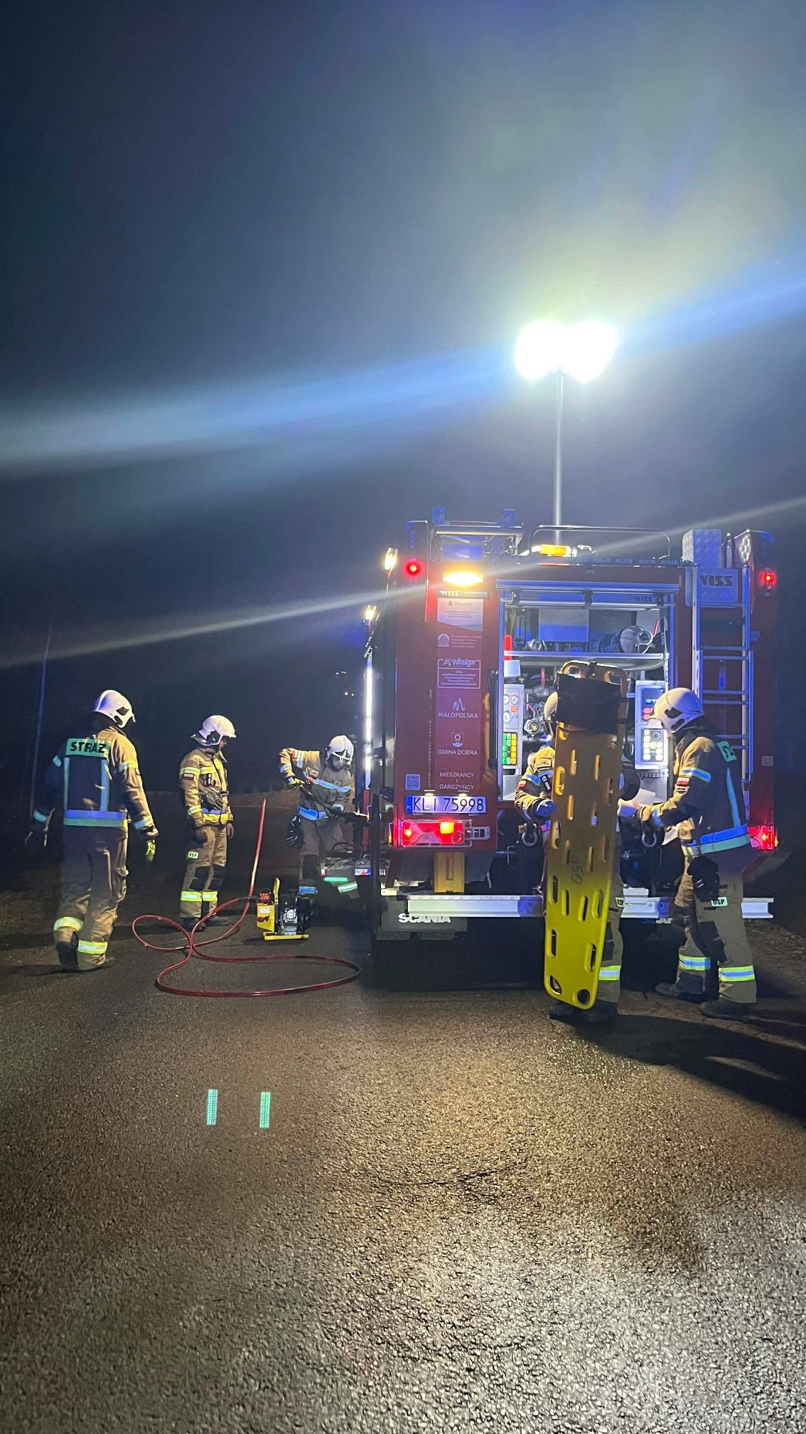 Skrzydlna. Samochód dachował, w środku czwórka młodych ludzi