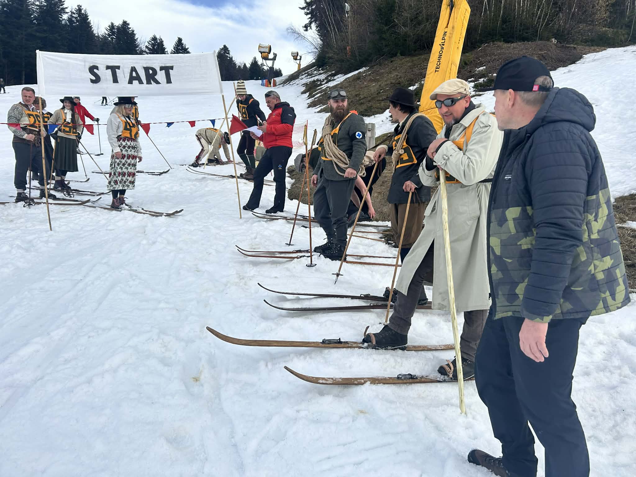 Rywalizacja z przymrużeniem oka i na wesoło. Retro Wyczyn na stoku narciarskim Kasina Ski
