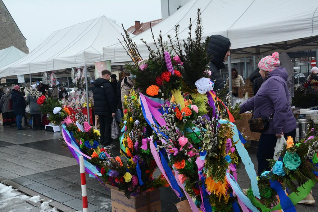 Od wędlin przez słodkości po rękodzieło. Tradycyjny Wielkanocny Kiermasz na limanowskim rynku