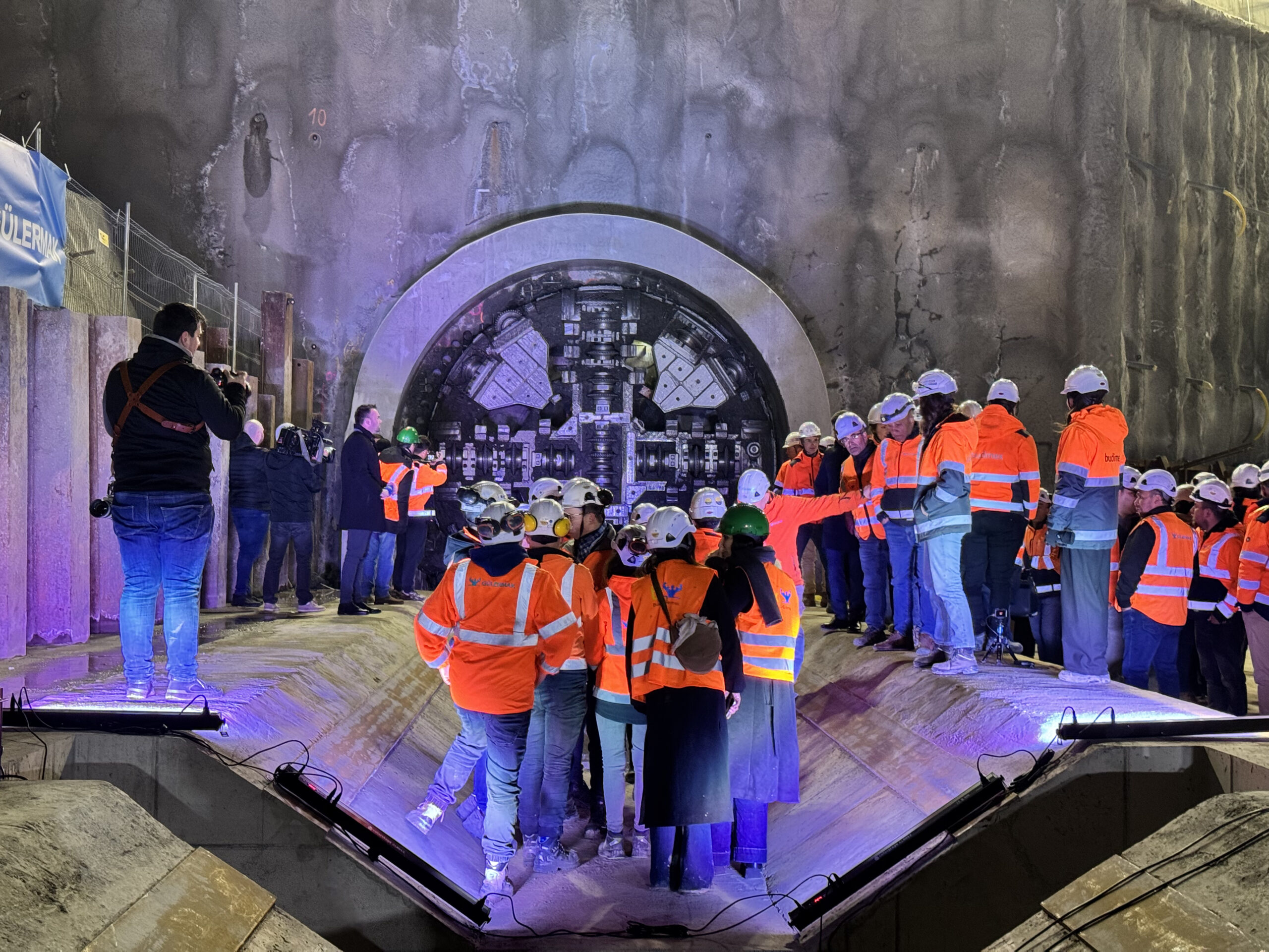 3800 metrów w 359 dni. Tyle trwało wiercenie tunelu ewakuacyjnego z Męciny do Mordarki