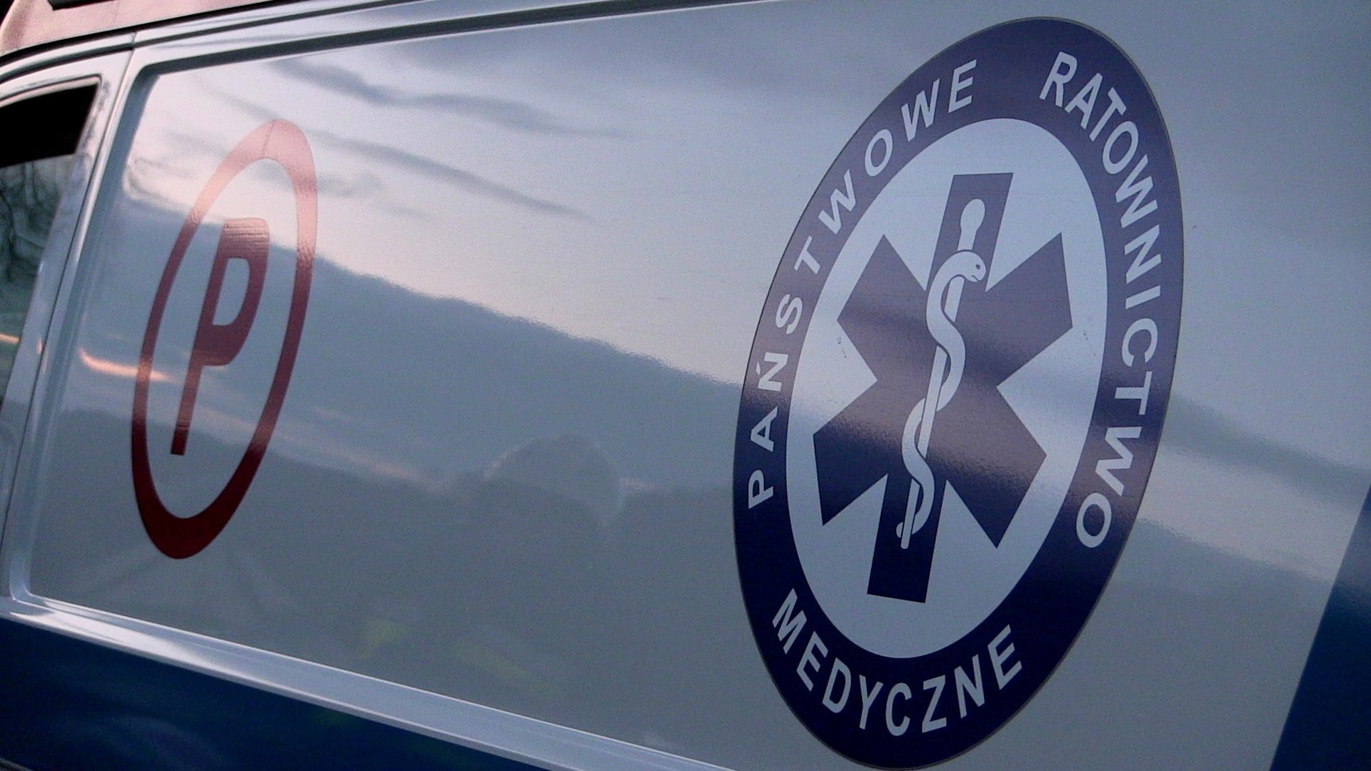 Pożar domu w Roztoce. Poparzona 25-latka trafiła do szpitala