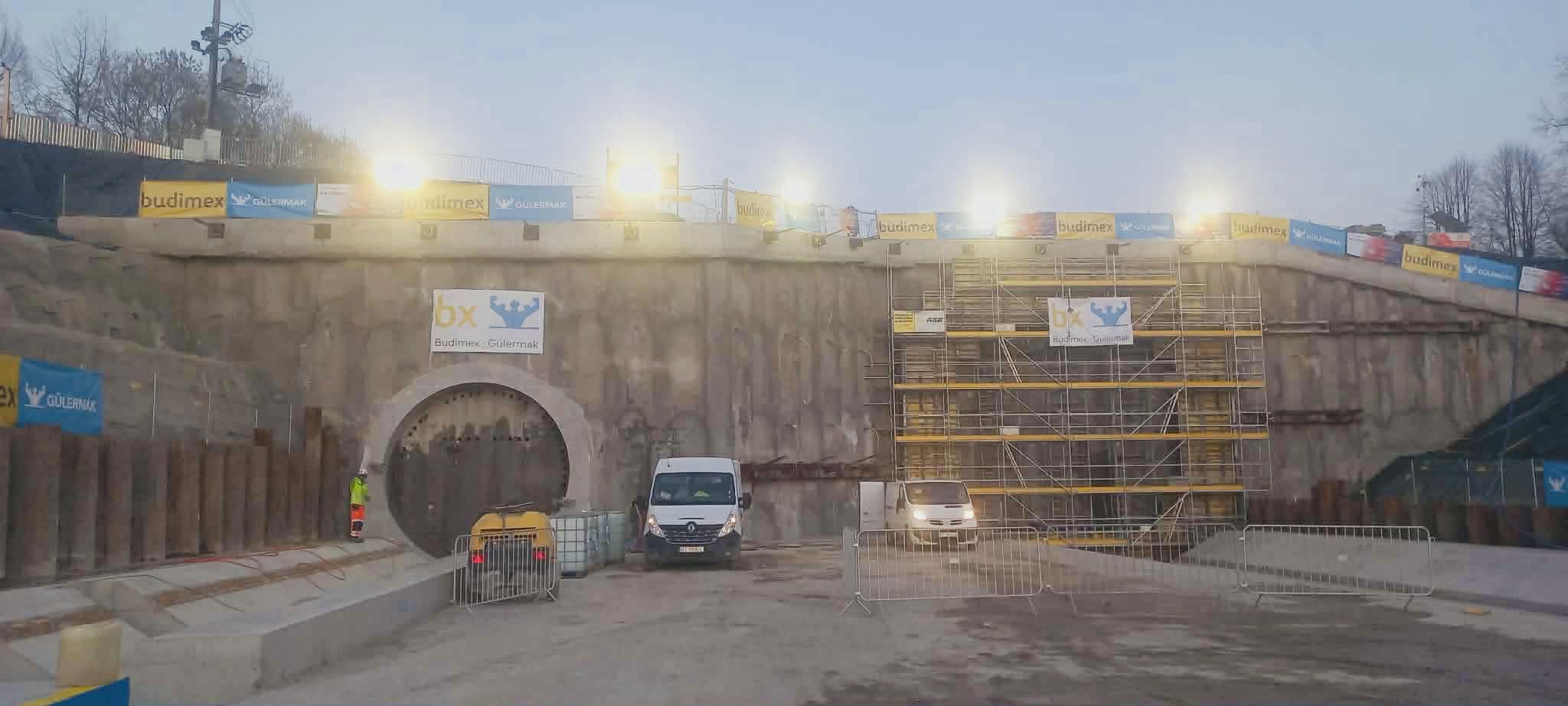 Kinga kończy drążenie tunelu ewakuacyjnego. Ostatni ruch obrotowy w świetle kamer i aparatów