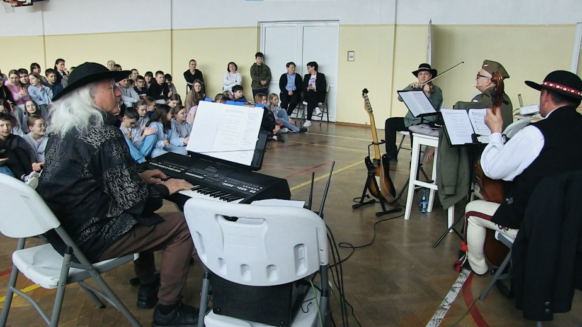 Przeszłość opowiedziana słowem, obrazem i muzyką. Lekcja historii z zespołem „Galasy z gór”