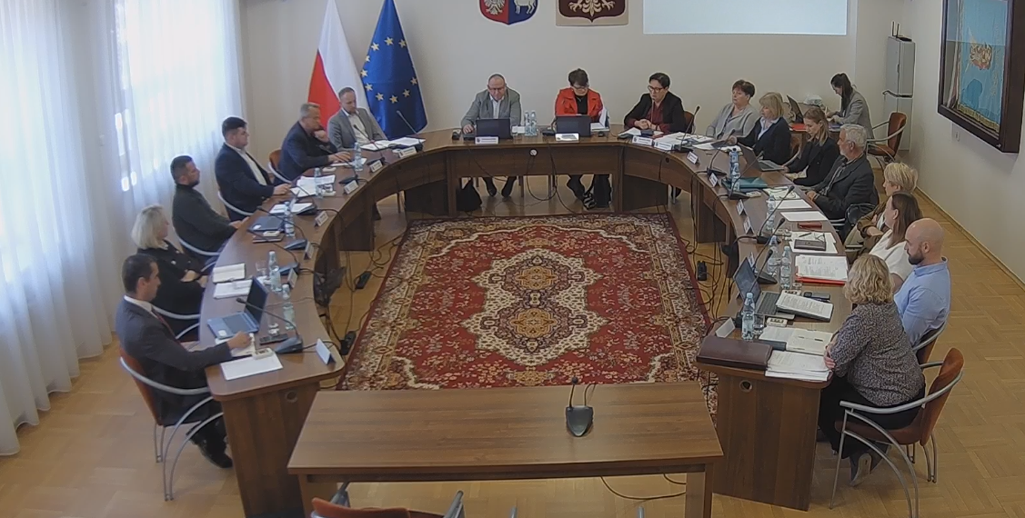 Wulgarne napisy, zniszczone ławki i rośliny. Burmistrz Agnieszka Orzeł zapowiada kary dla wandali