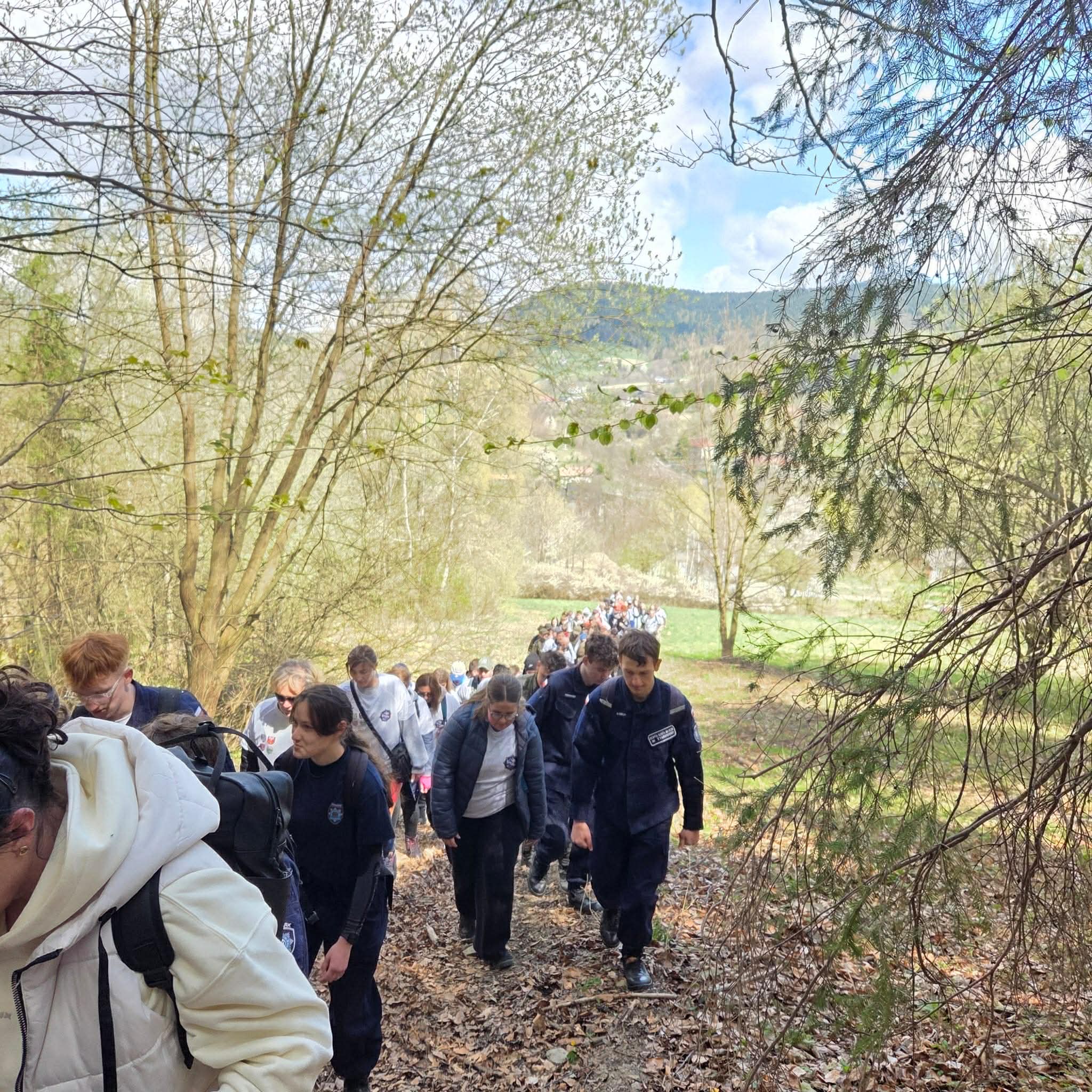 Policjanci chcą zdobyć 100 odznak „Korony Beskidu Wyspowego”. Na początek wybrali Skiełek