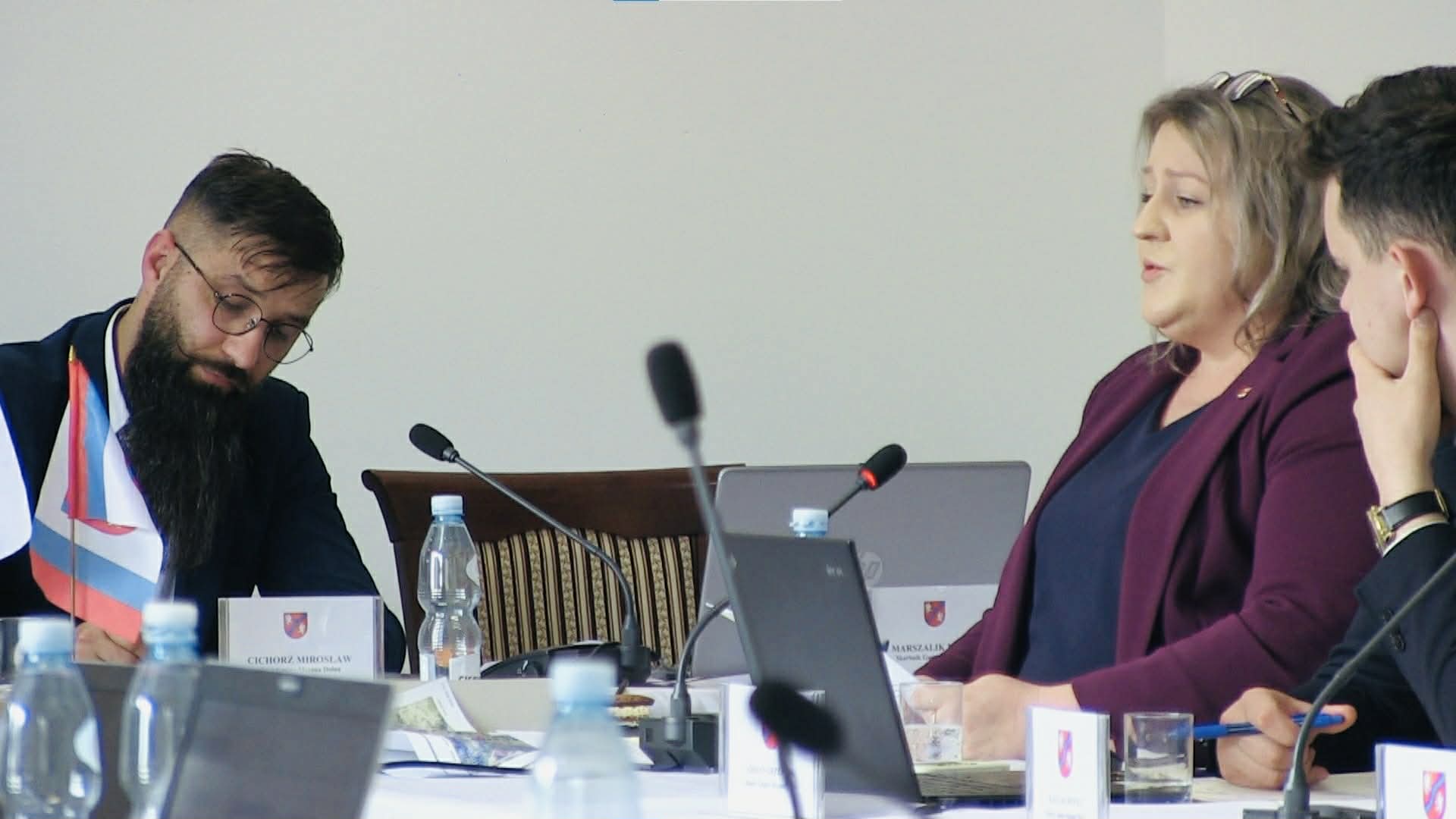 Atrakcyjna działka w Łostówce. W spór wójta z radnymi wkroczyła wicestarosta powiatu Ewa Filipiak