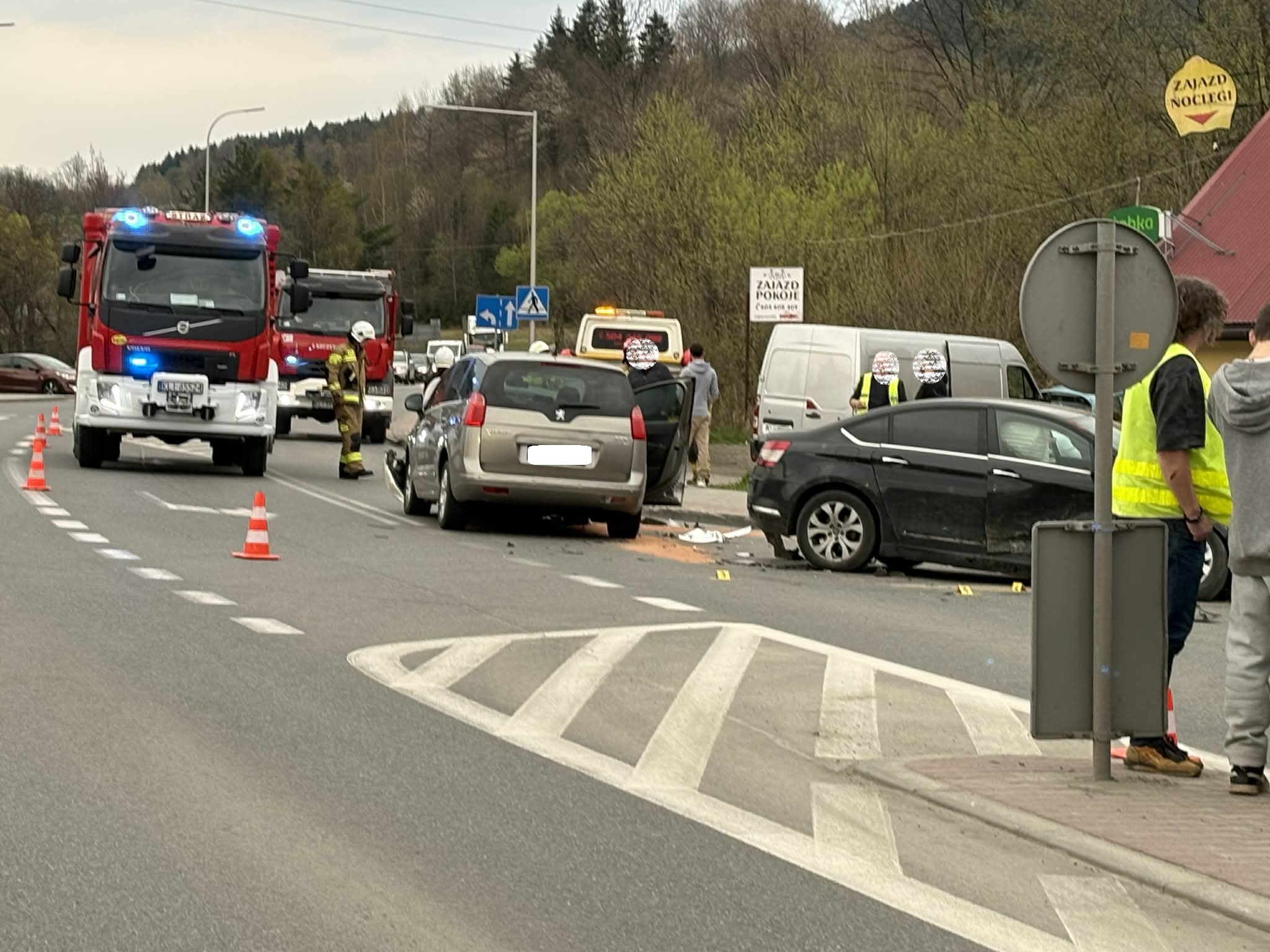 Dobra. Zderzenie samochodów na „krajówce” , sześć osób poszkodowanych