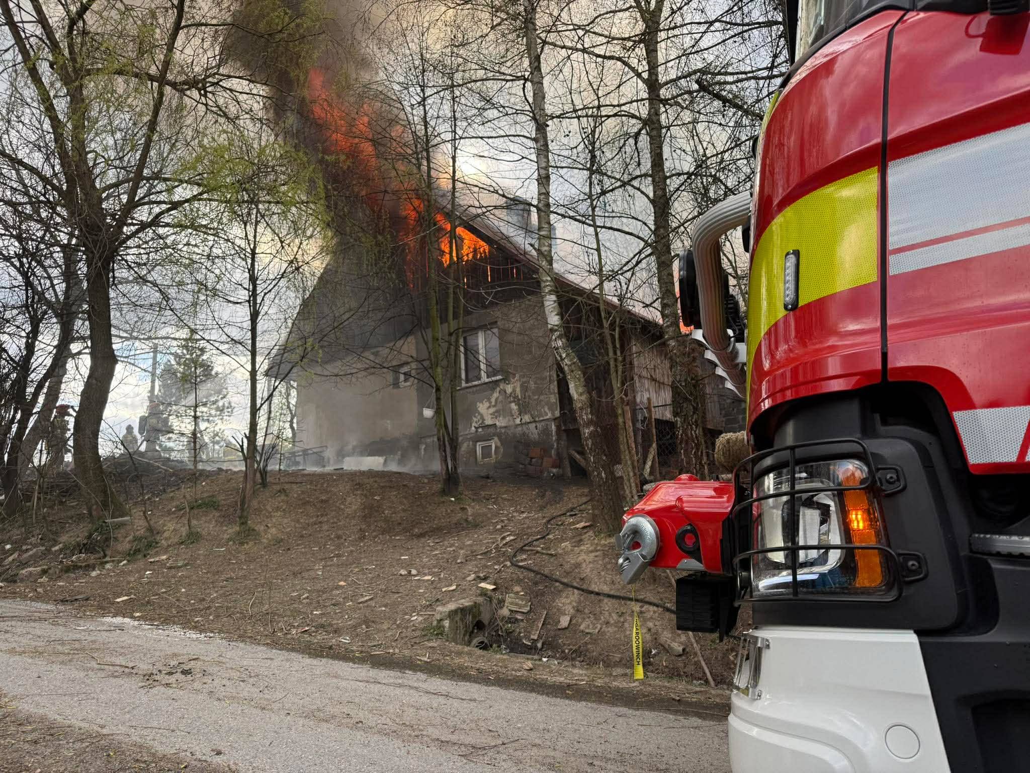 Nowe Rybie. Trudna walka strażaków z żywiołem. Wodę do pożaru dowożono z odległości około 5 km