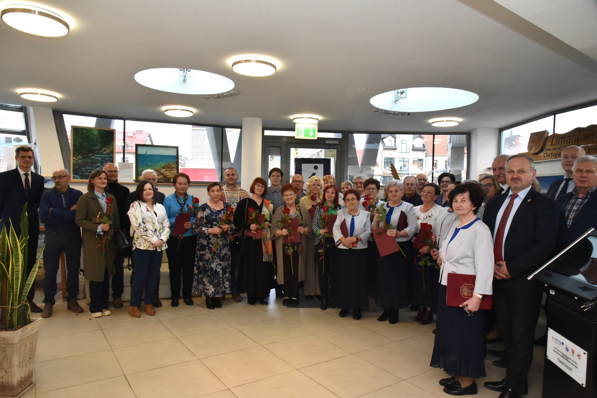 „Uroki wiosny” – kwietniowa wystawa w Powiatowym Centrum Informacji Turystycznej