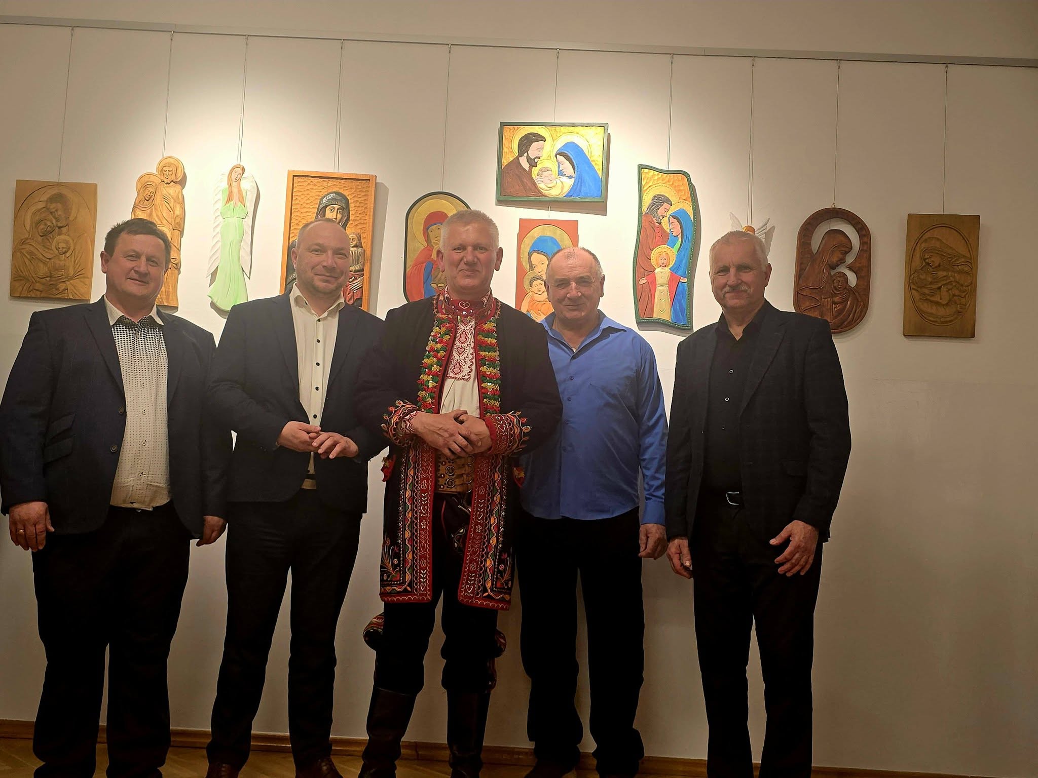 „Sercem i dłutem”. W Łukowicy można oglądać wystawę rzeźb Józefa Hebdy