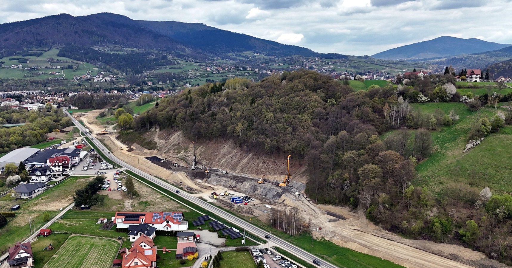 Podłęże – Piekiełko. Na 104 w Mszanie Dolnej zabezpieczają osuwisko