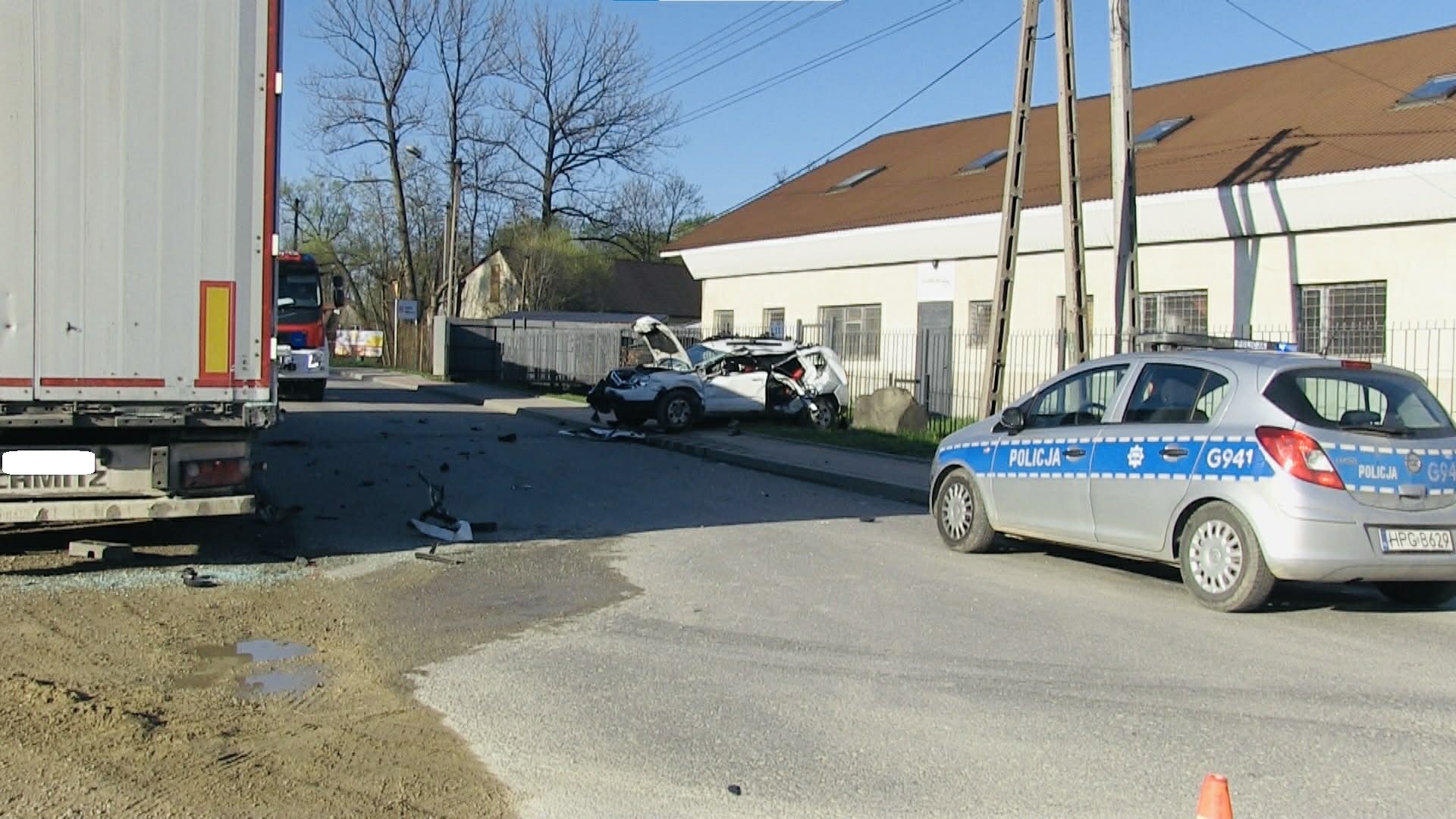 Dobra. Samochód osobowy uderzył w za oparkowaną ciężarówkę
