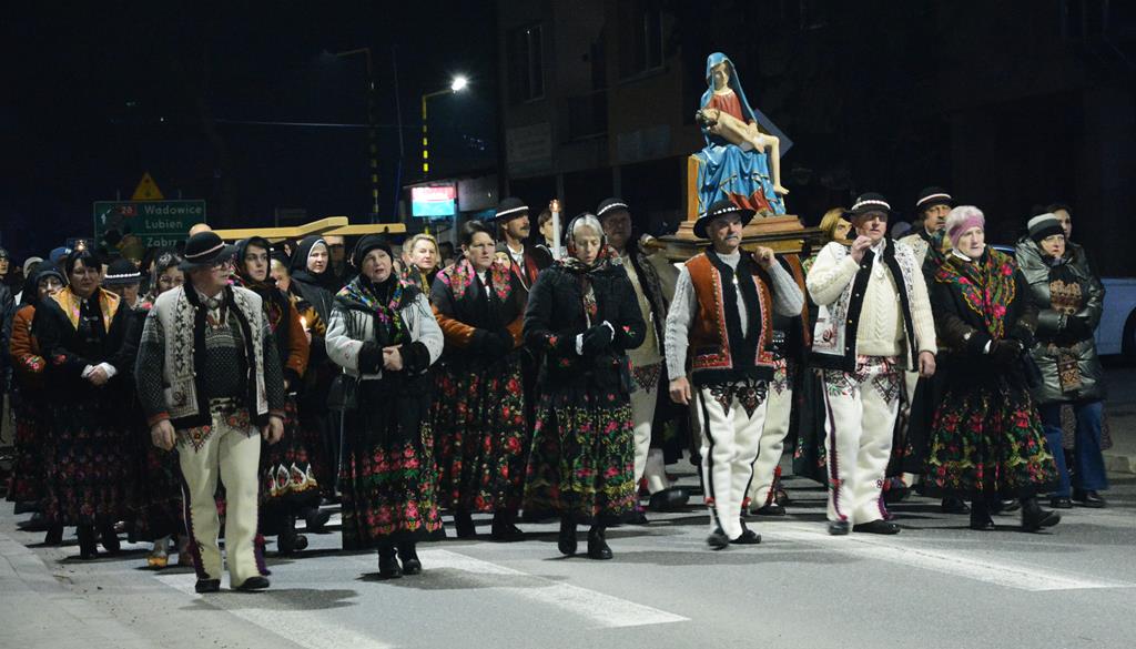 Wielki Piątek. Droga Krzyżowa ulicami Mszany Dolnej
