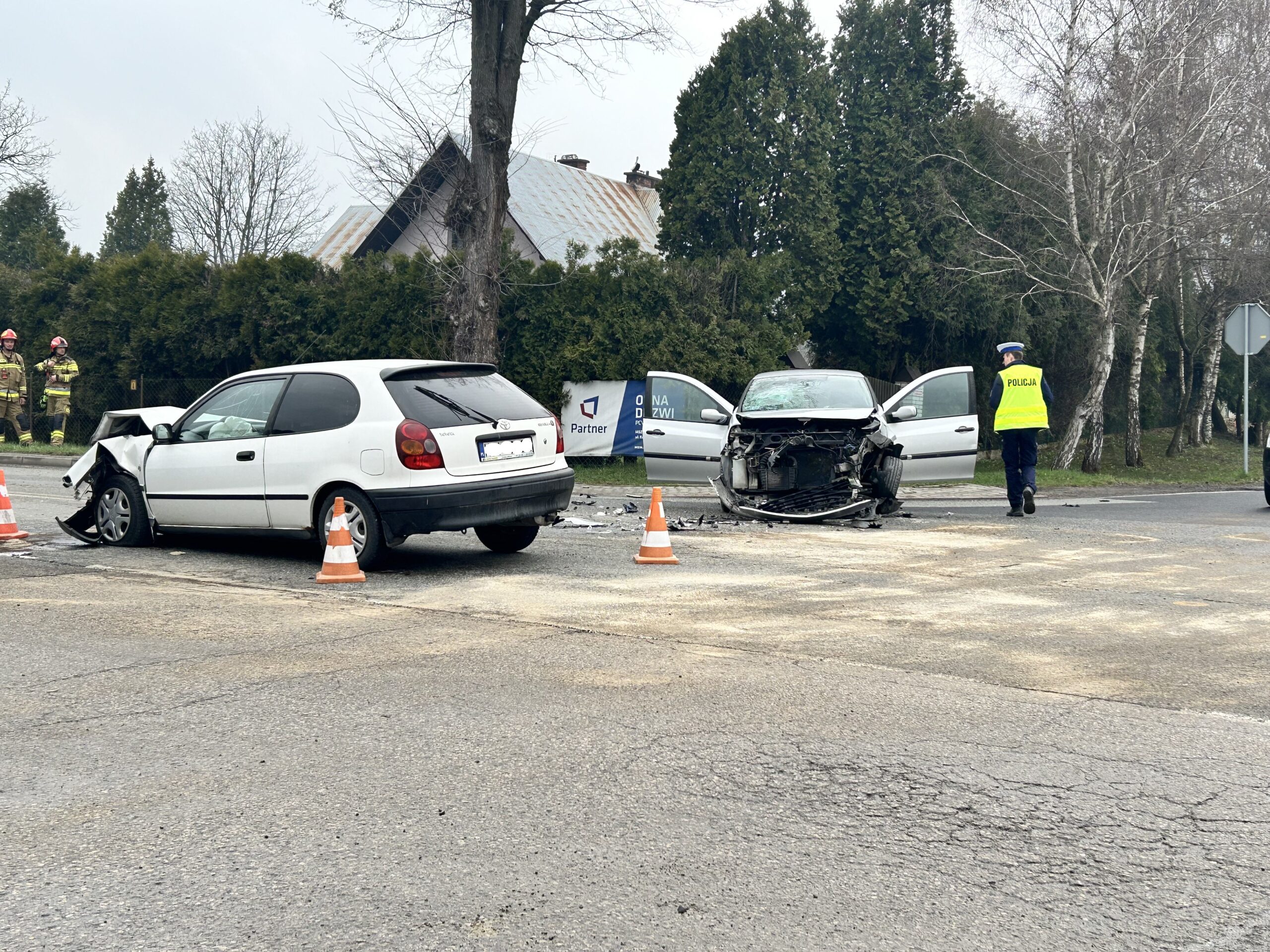 Kasina Wielka. Kasina Wielka. Zderzenie samochodów na skrzyżowaniu drogi krajowej z wojewódzką