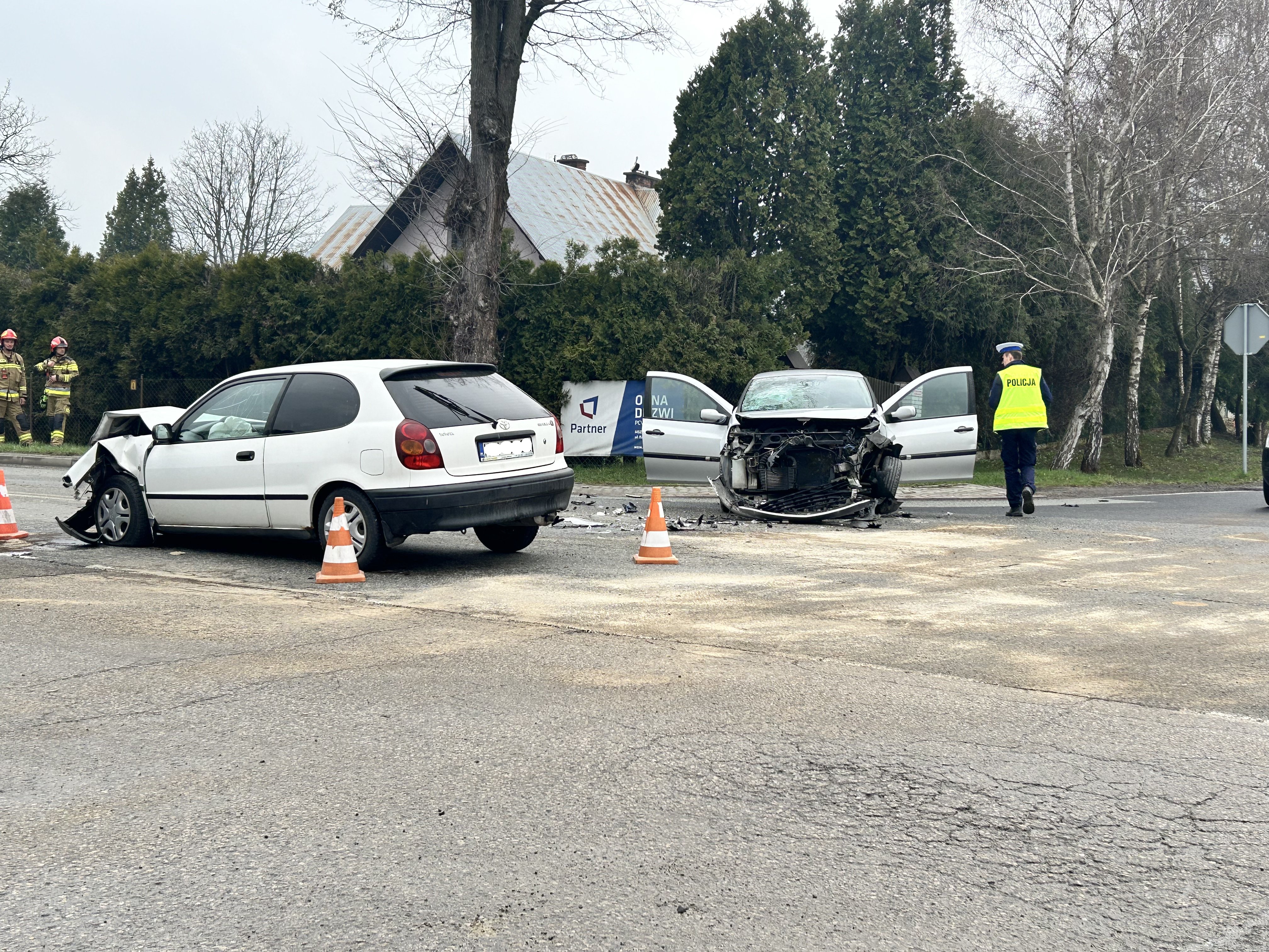 Kasina Wielka. Kasina Wielka. Zderzenie samochodów na skrzyżowaniu drogi krajowej z wojewódzką